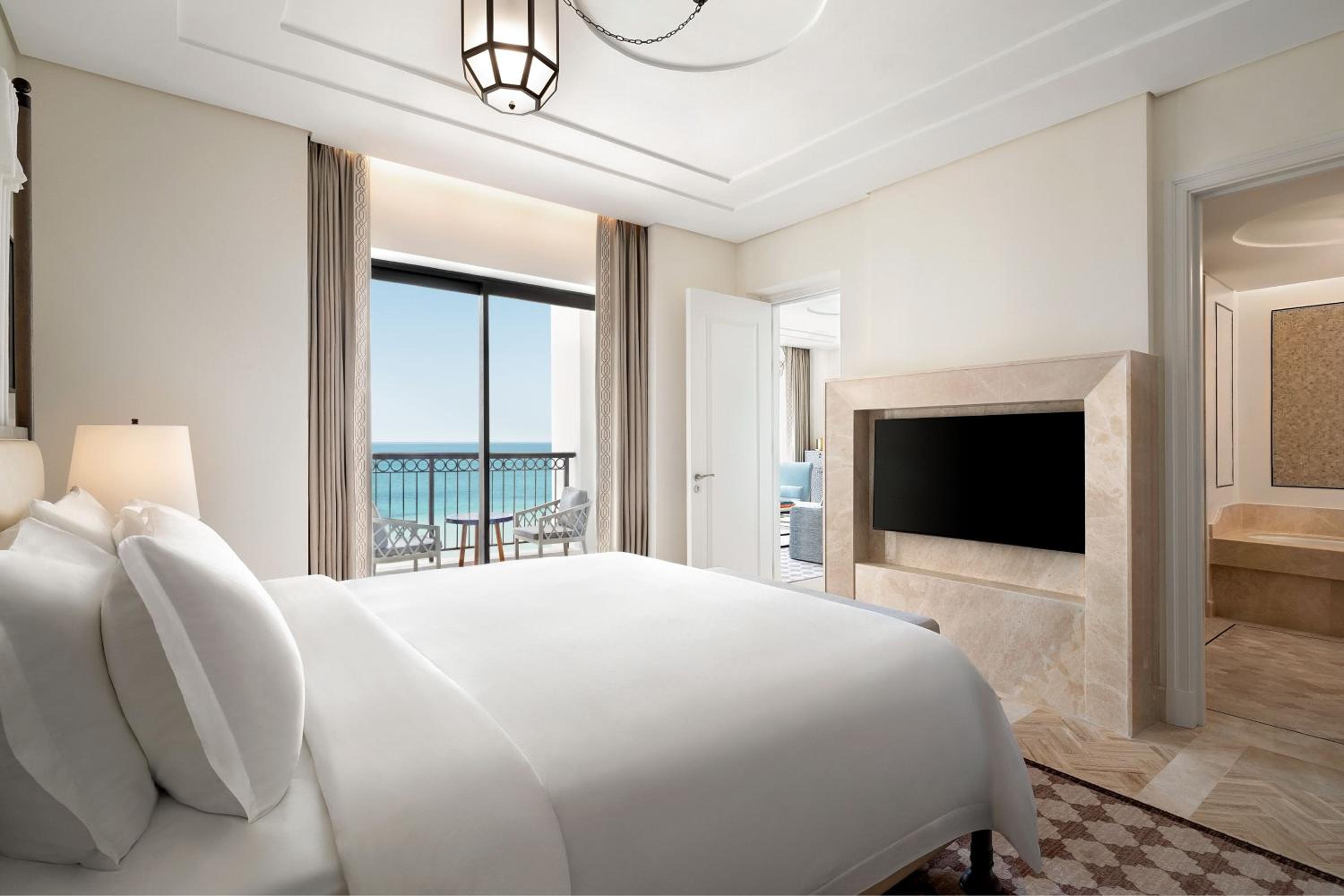 One-Bedroom Junior King Suite with Balcony - Seafront - Photo 3