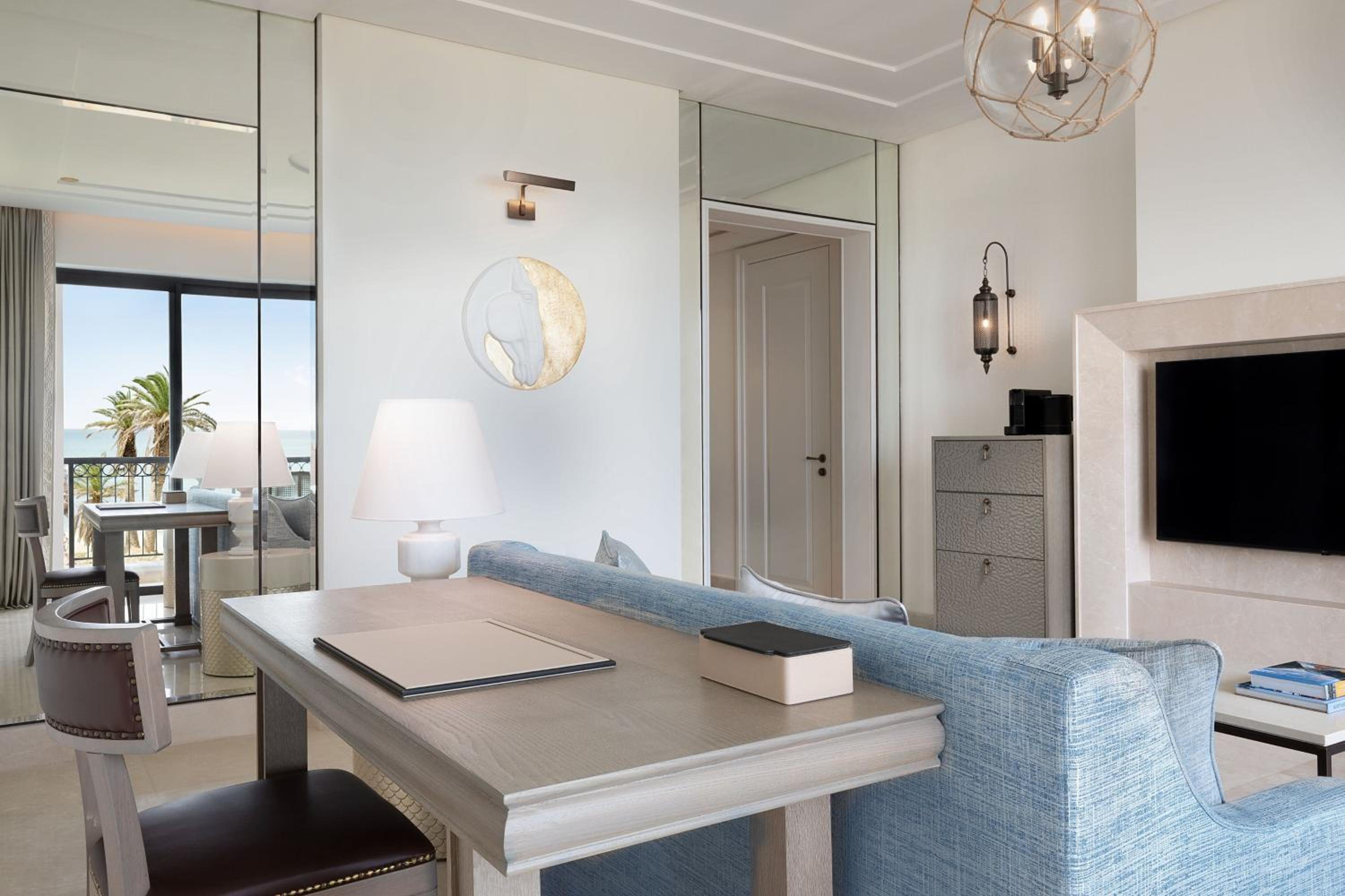 One-Bedroom Junior King Suite - Seafront