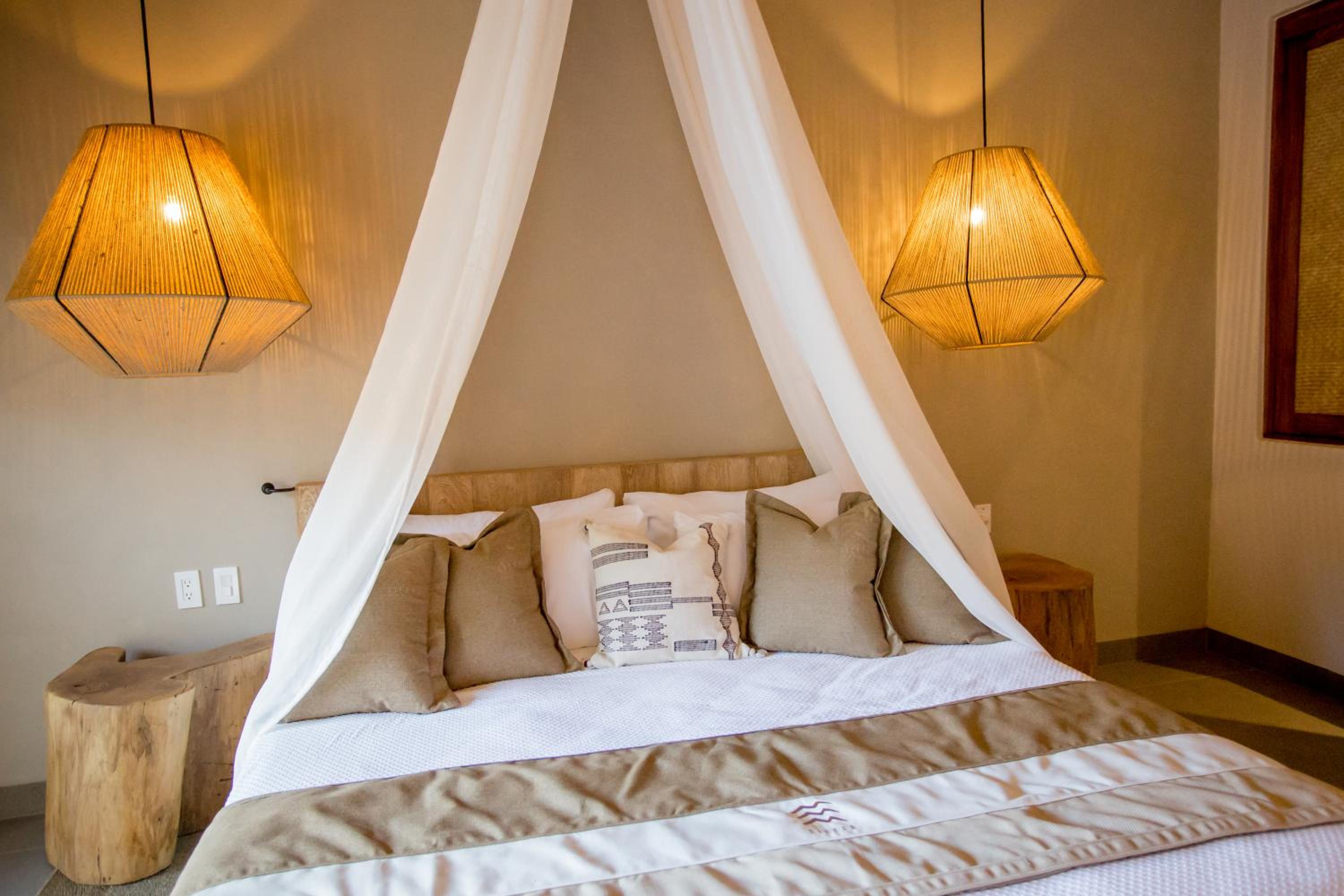 Deluxe King Room - Photo 7