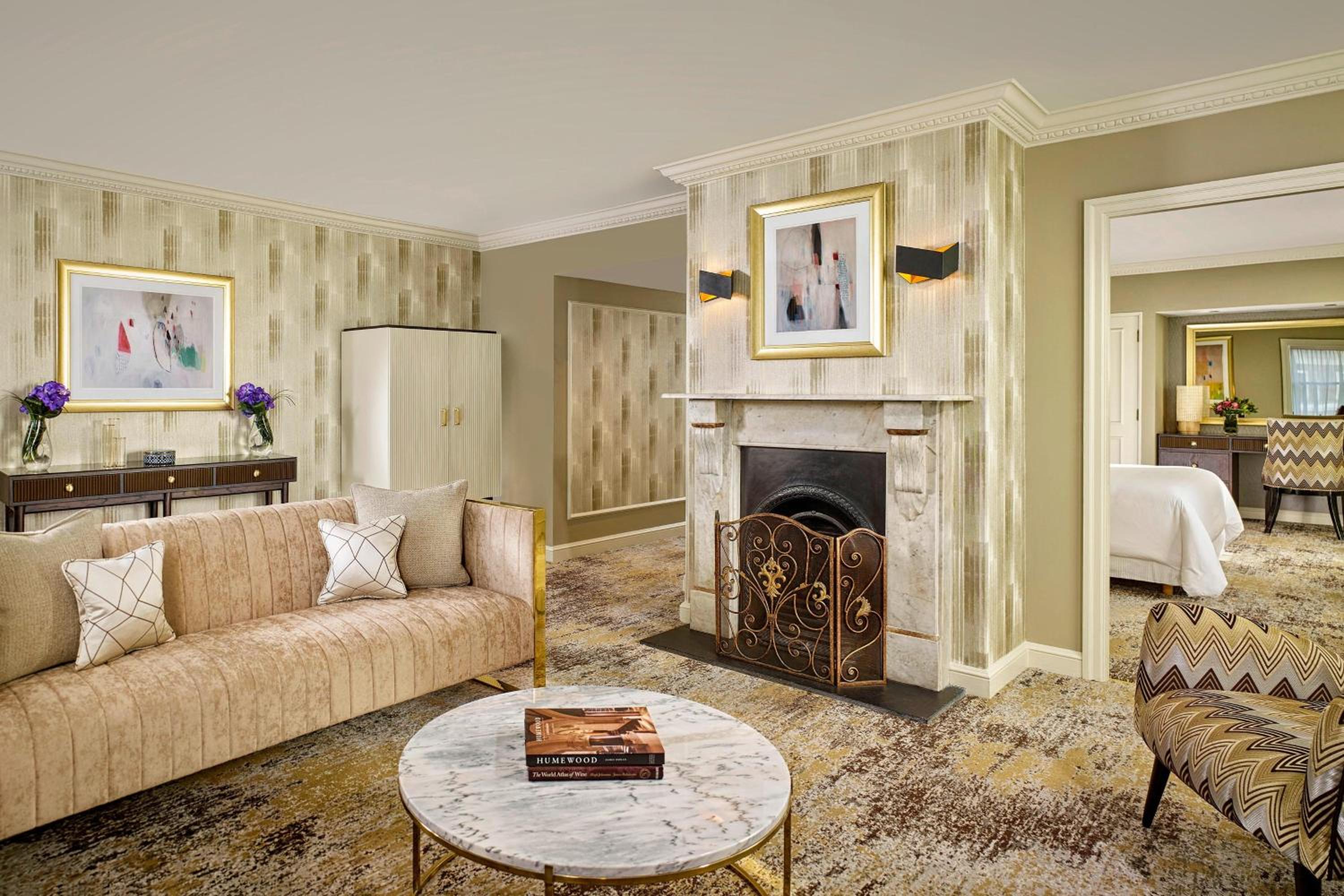 Deluxe King Suite with City View