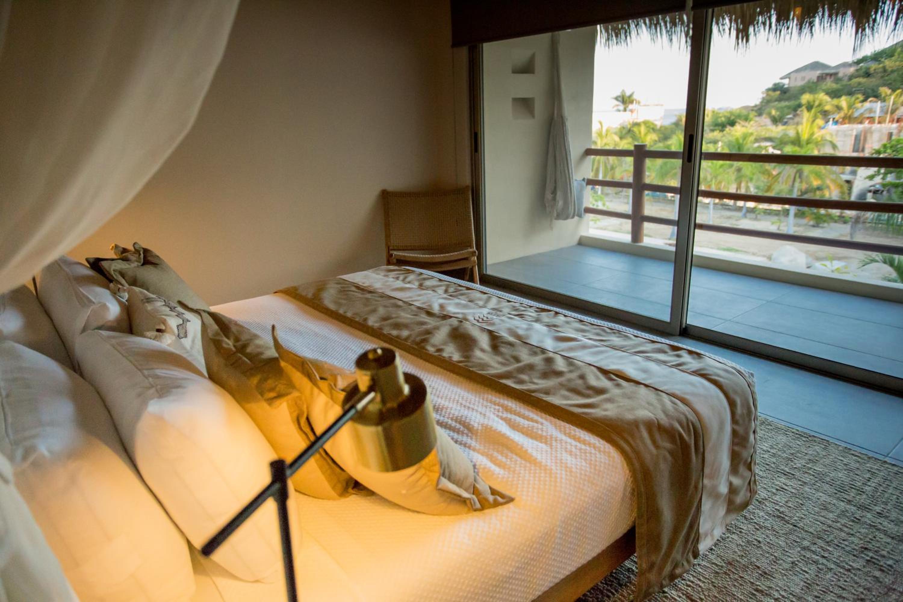 Junior Suite with Pool View - Photo 4