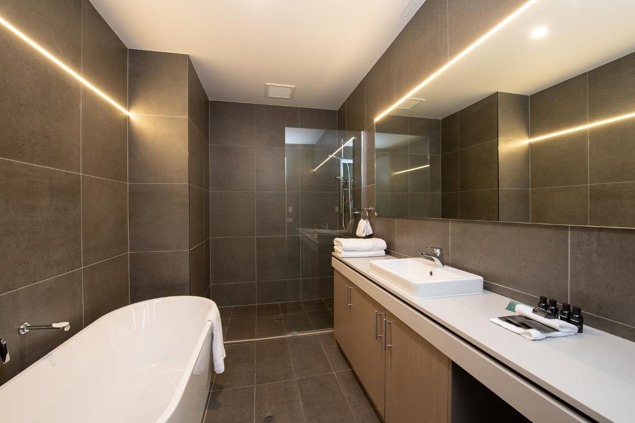 Suite with Track View photo 3