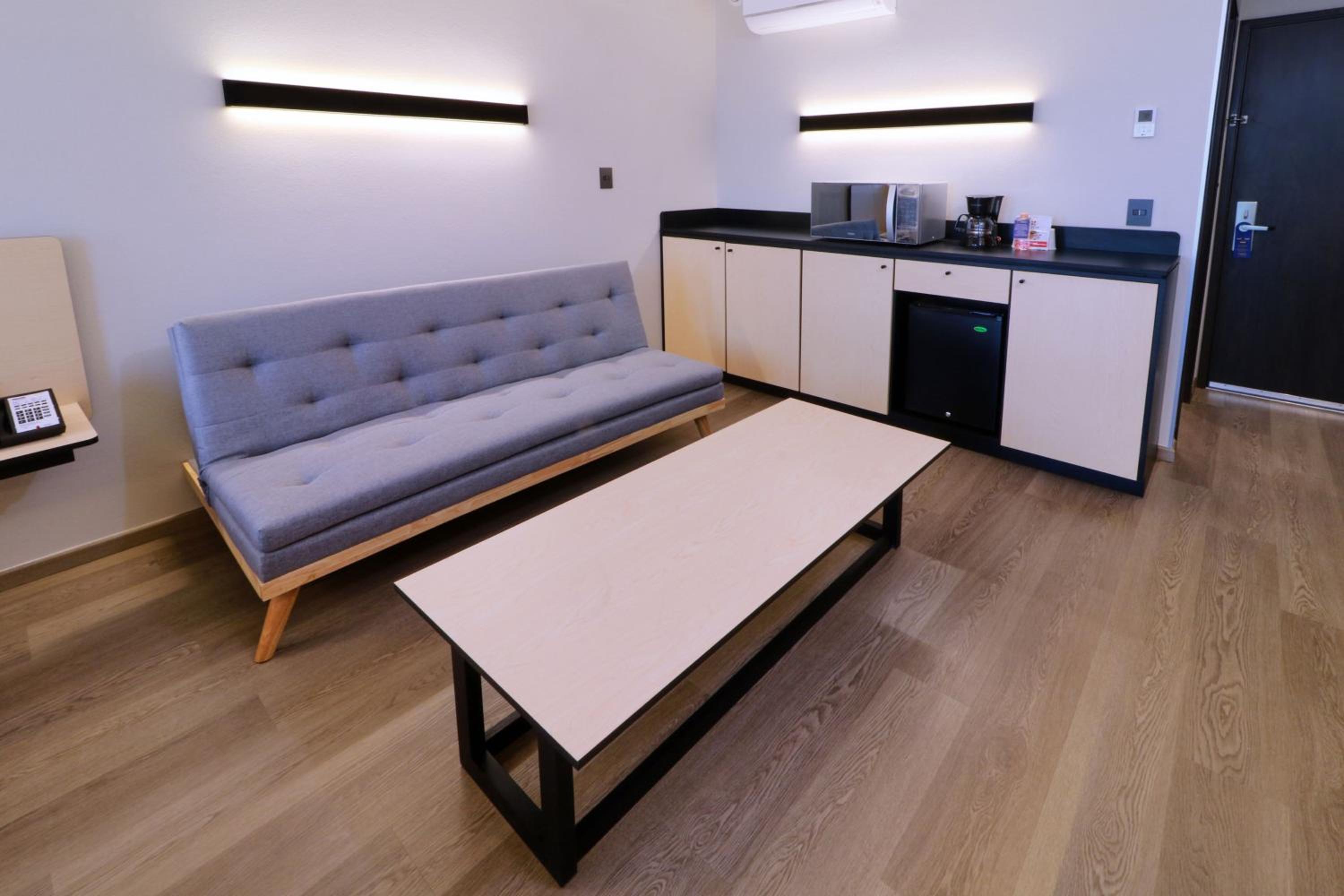 Superior King Room with Sofa Bed - Photo 5