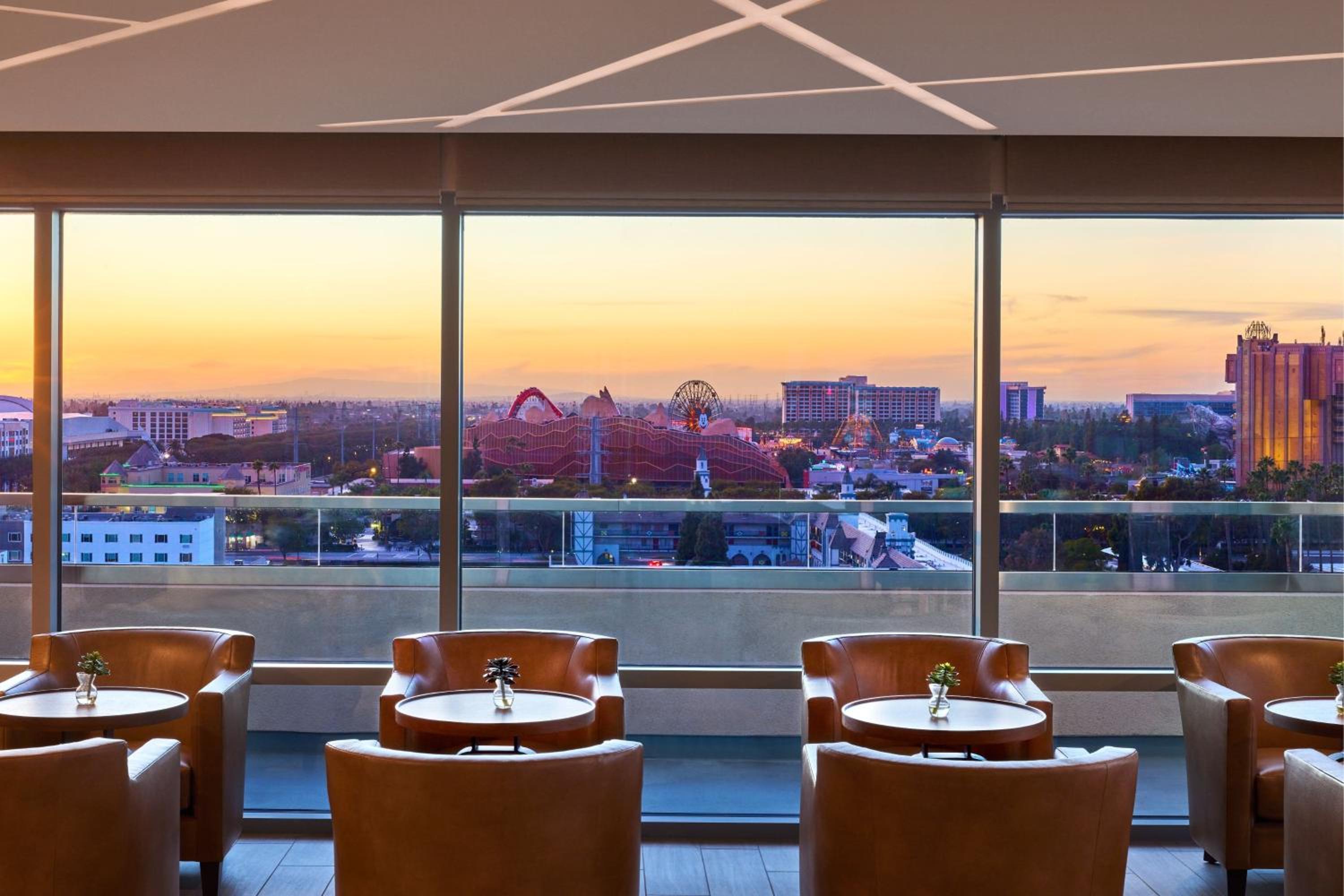 Deluxe King Room - Executive Lounge Access - Photo 4
