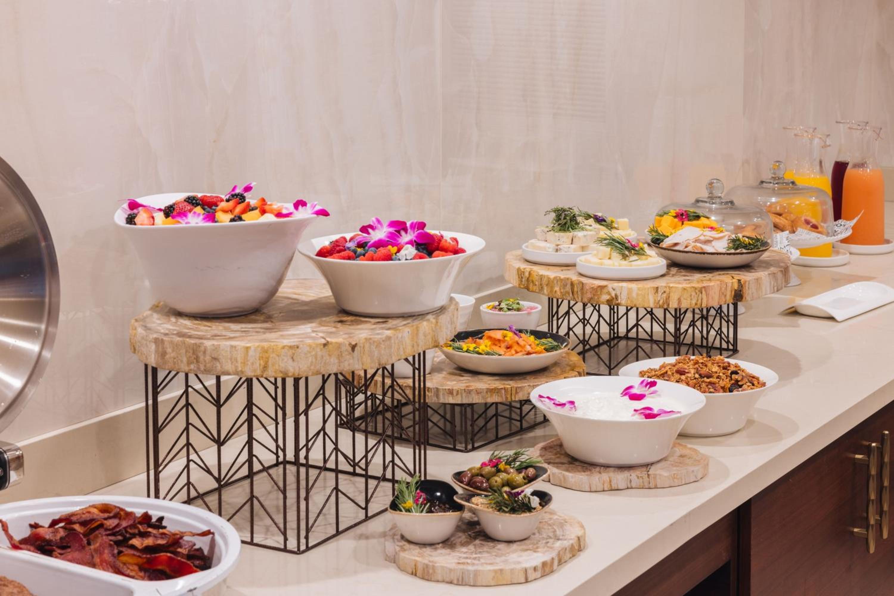 Deluxe King Room - Executive Lounge Access - Photo 9