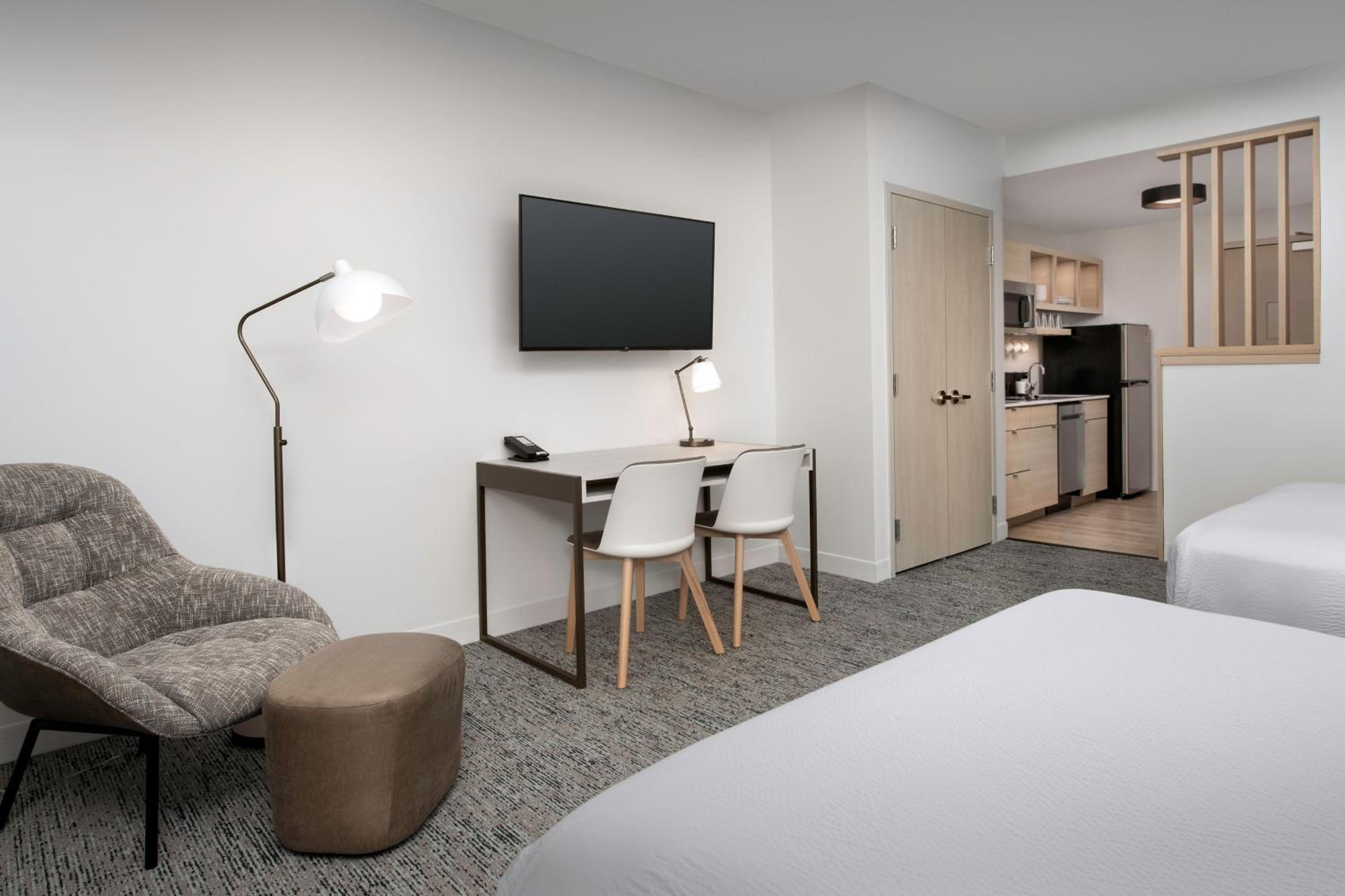 Studio Suite with Two Queen Beds and Adapted Tub - Mobility Accessible photo 3