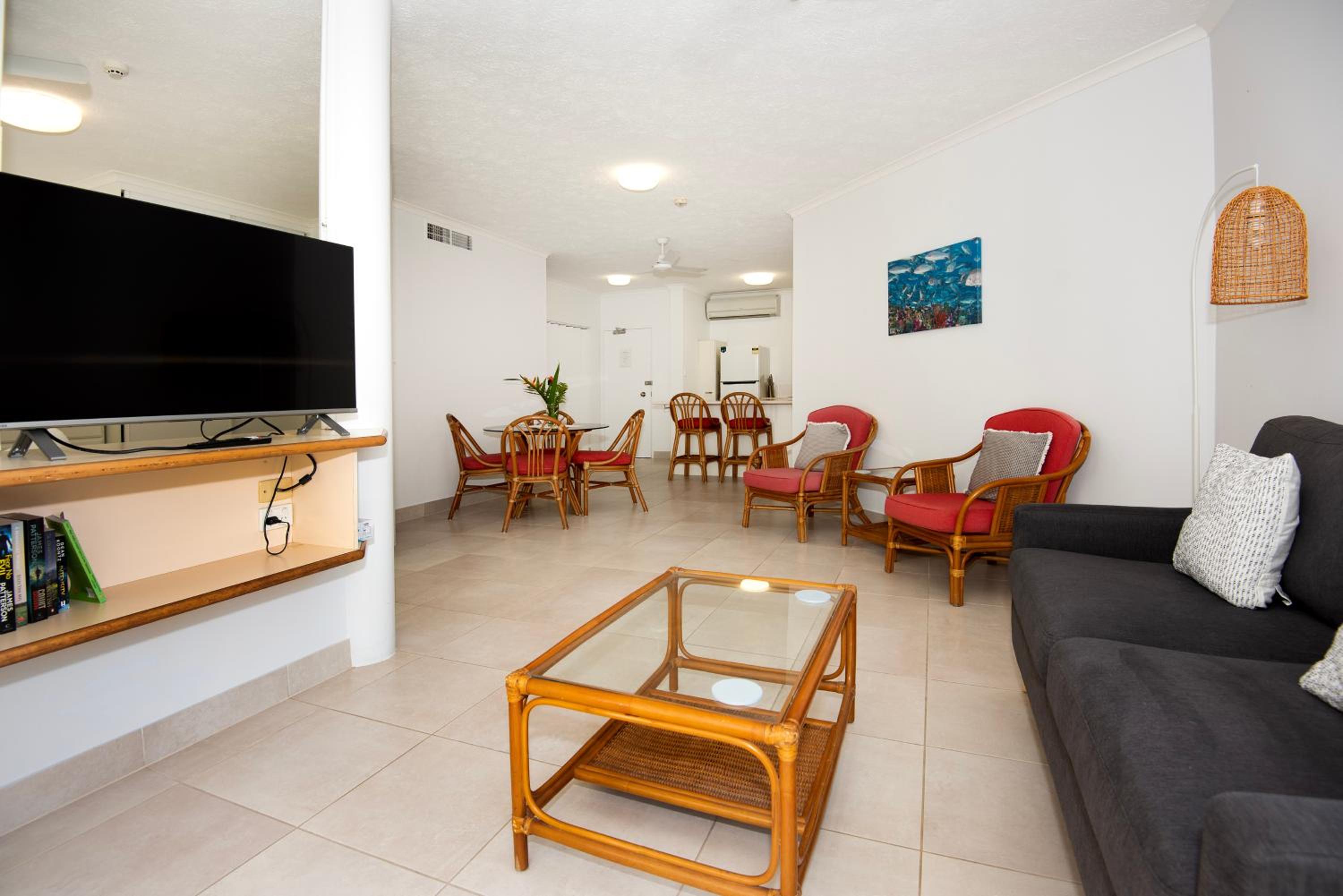 One-Bedroom Apartment - Pool/Garden View photo 3