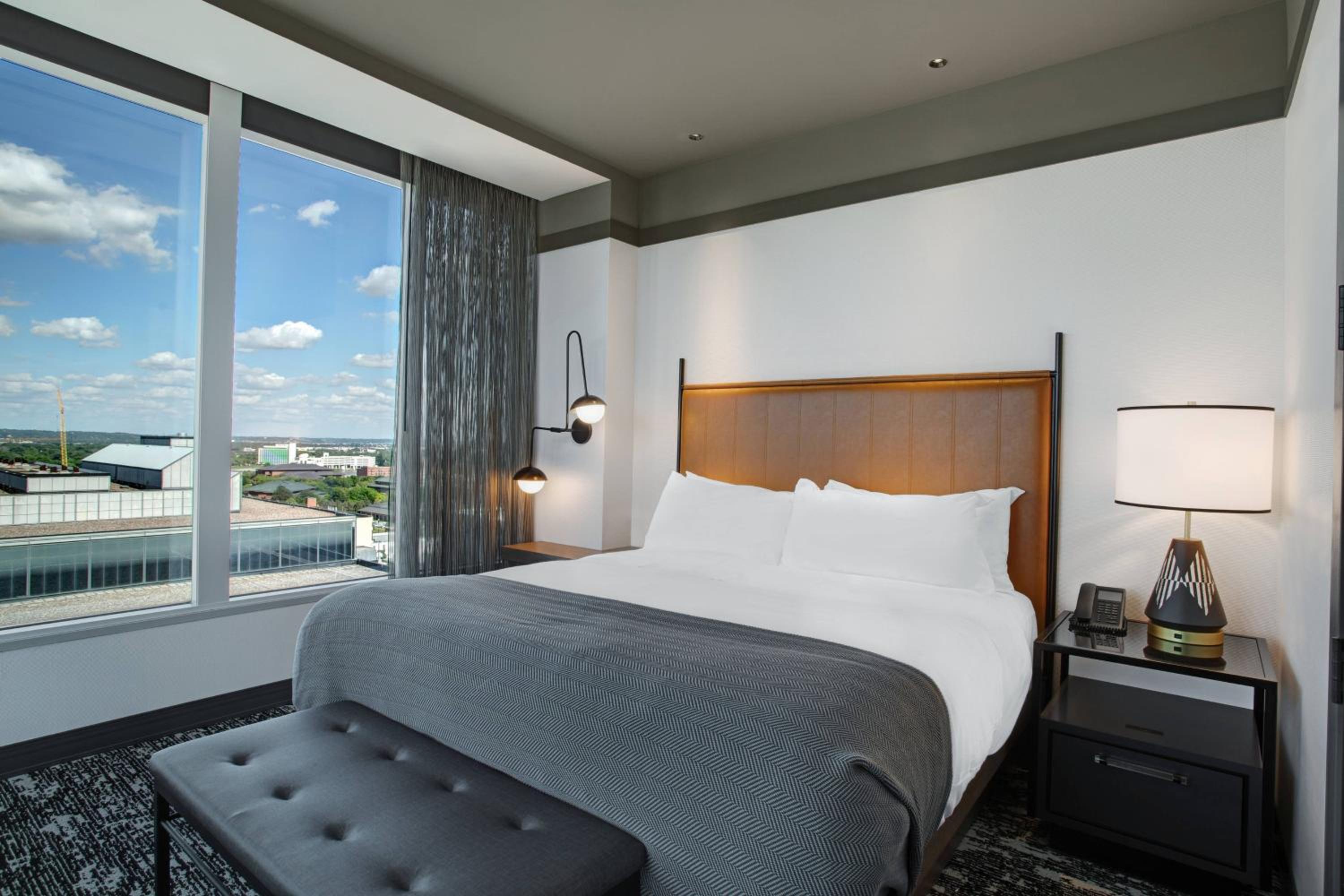 Corner Suite with King bed and City view - Photo 1