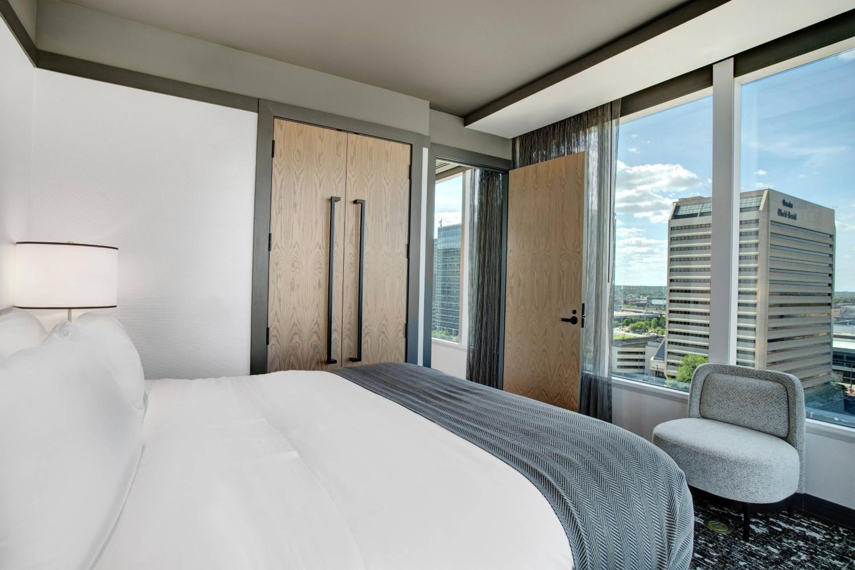 Corner Suite with King bed and City view - Photo 2