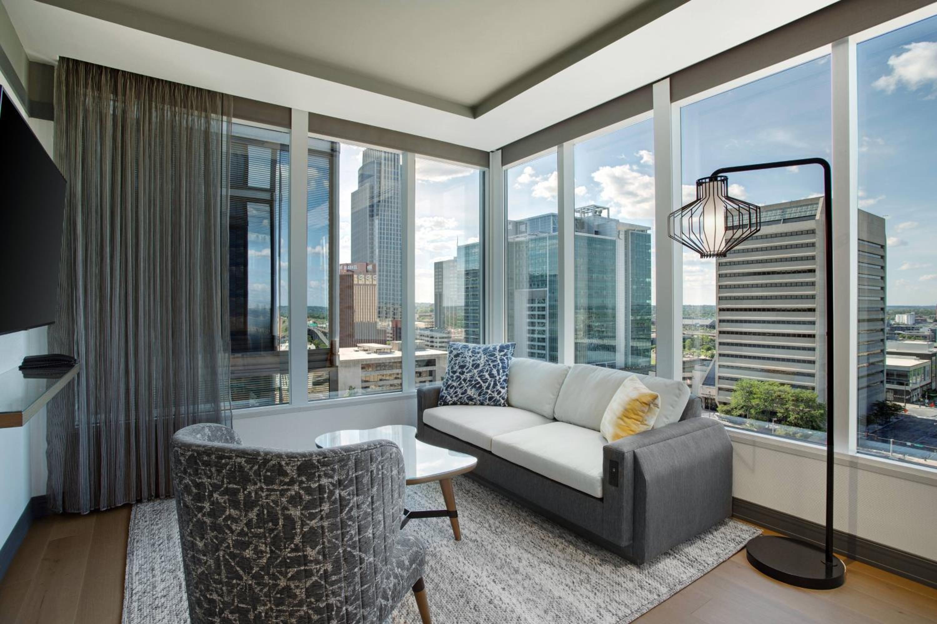 Corner Suite with King bed and City view - Photo 3