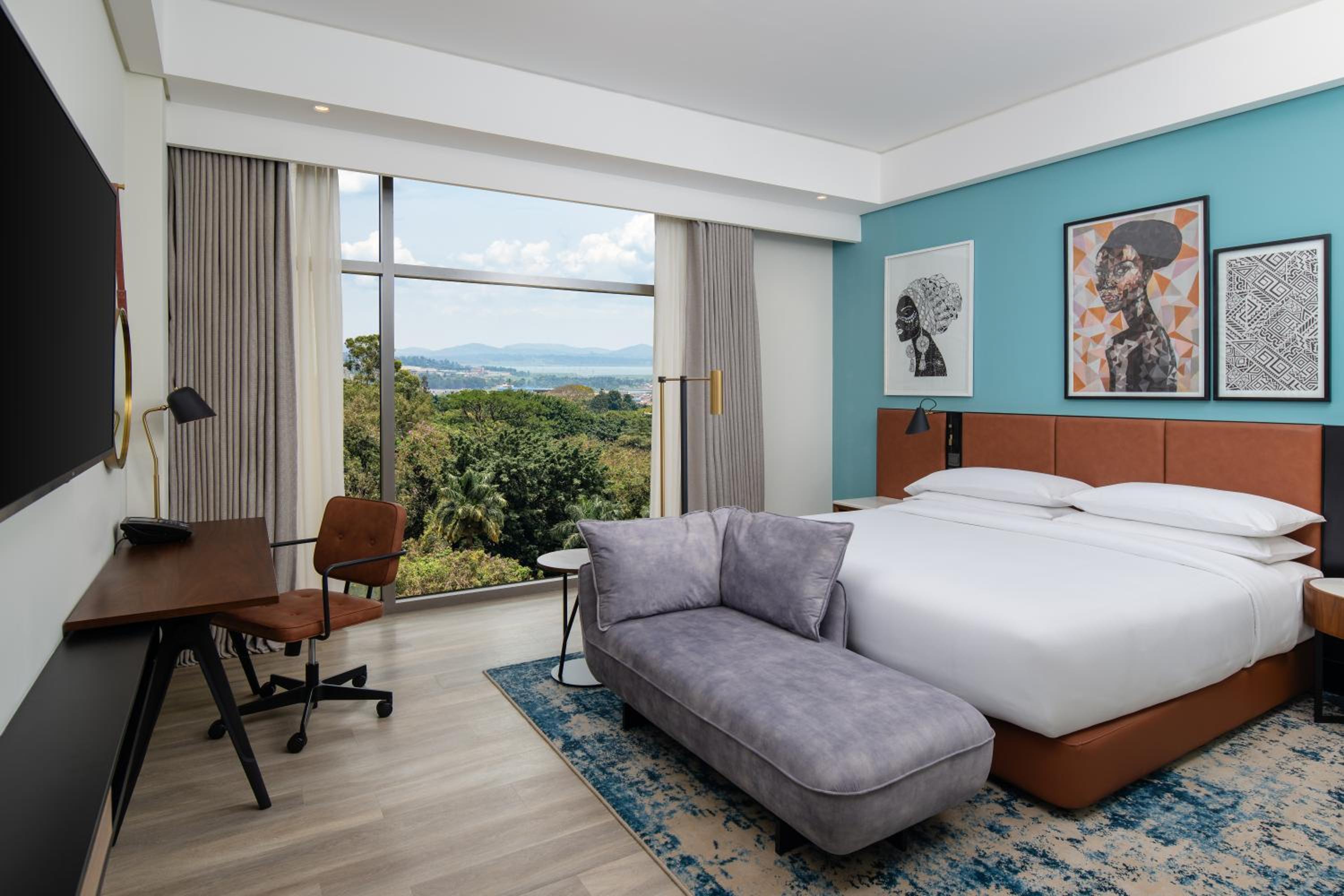 King Suite with City View - Photo 3
