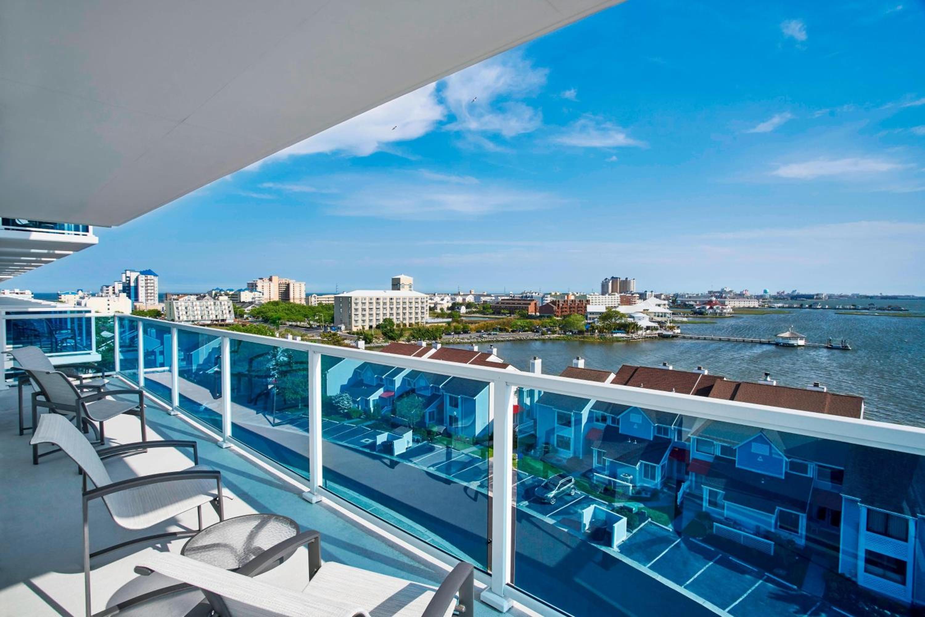 Suite with Large Balcony, 1 Bedroom Larger Suite, Balcony (Mobility &amp; Hearing Accessible w/ Roll-in Shower)