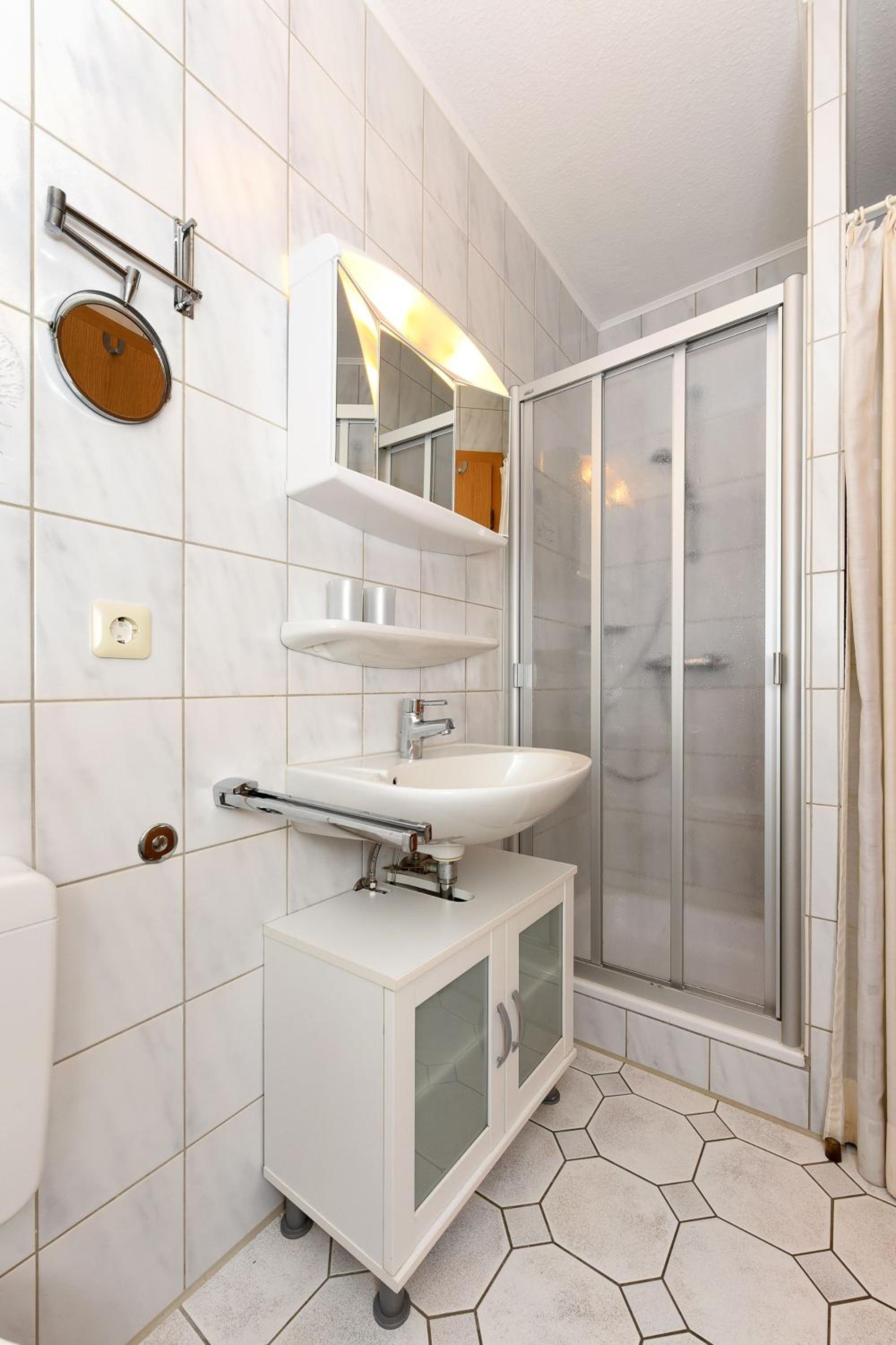 Two-Bedroom Apartment with Shower  photo 3