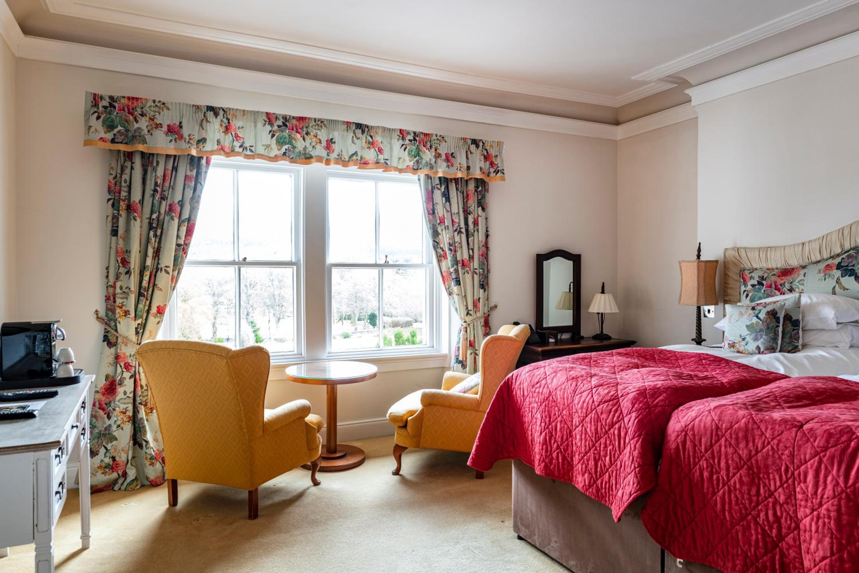 Master Room with Loch Ness View photo 2