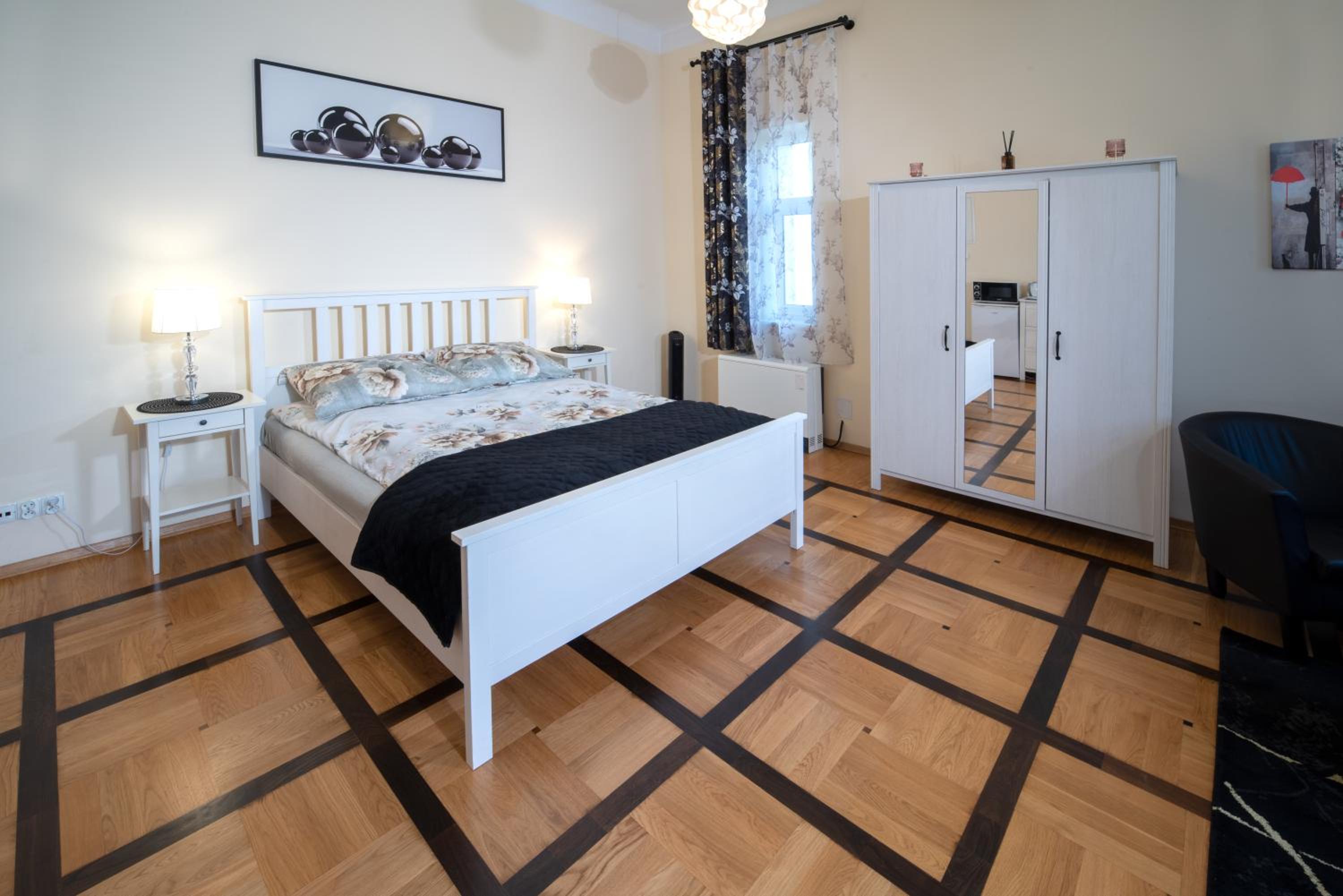 One-Bedroom Apartment - Photo 12