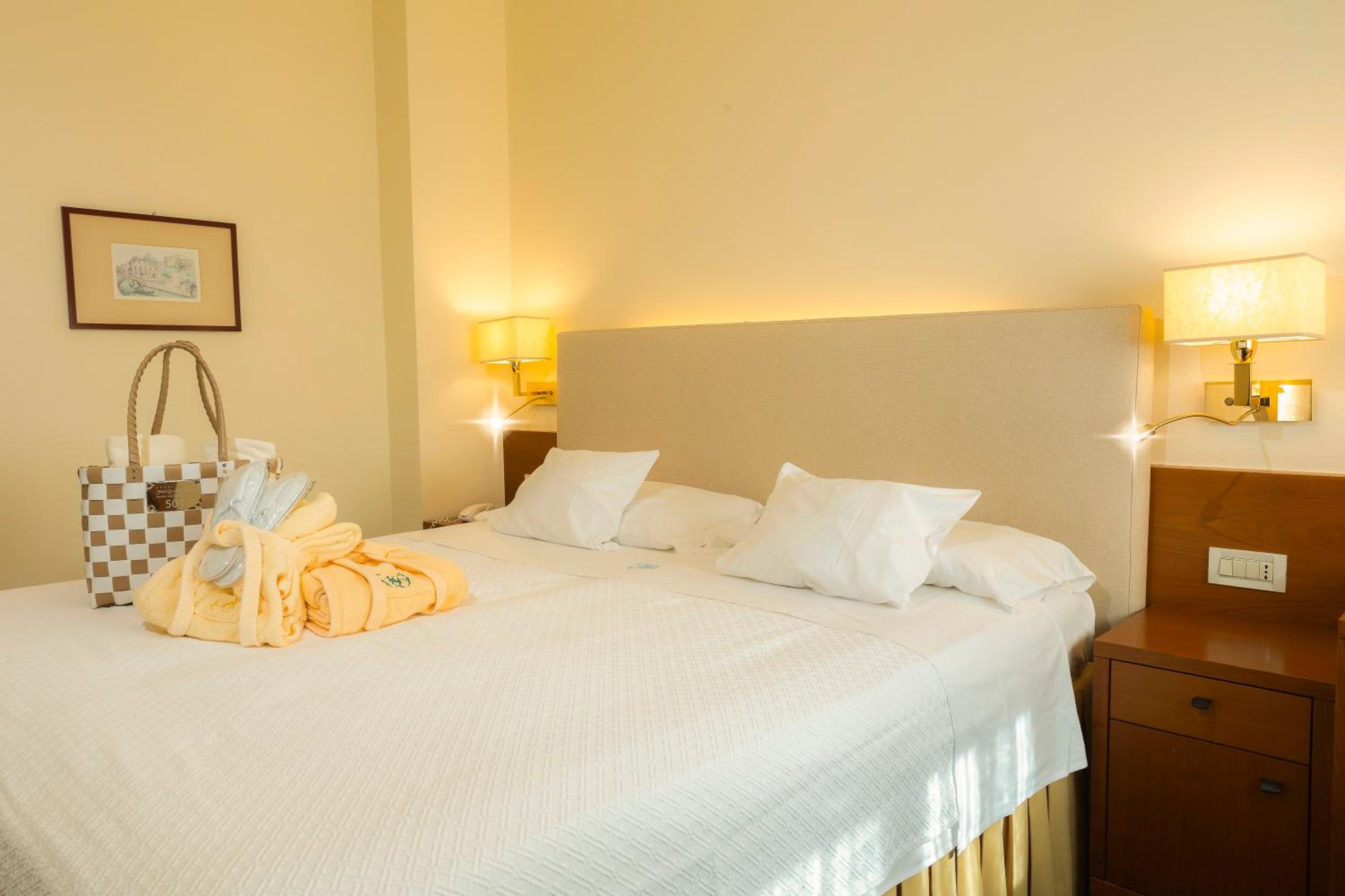 Basic Double or Twin Room - Photo 1