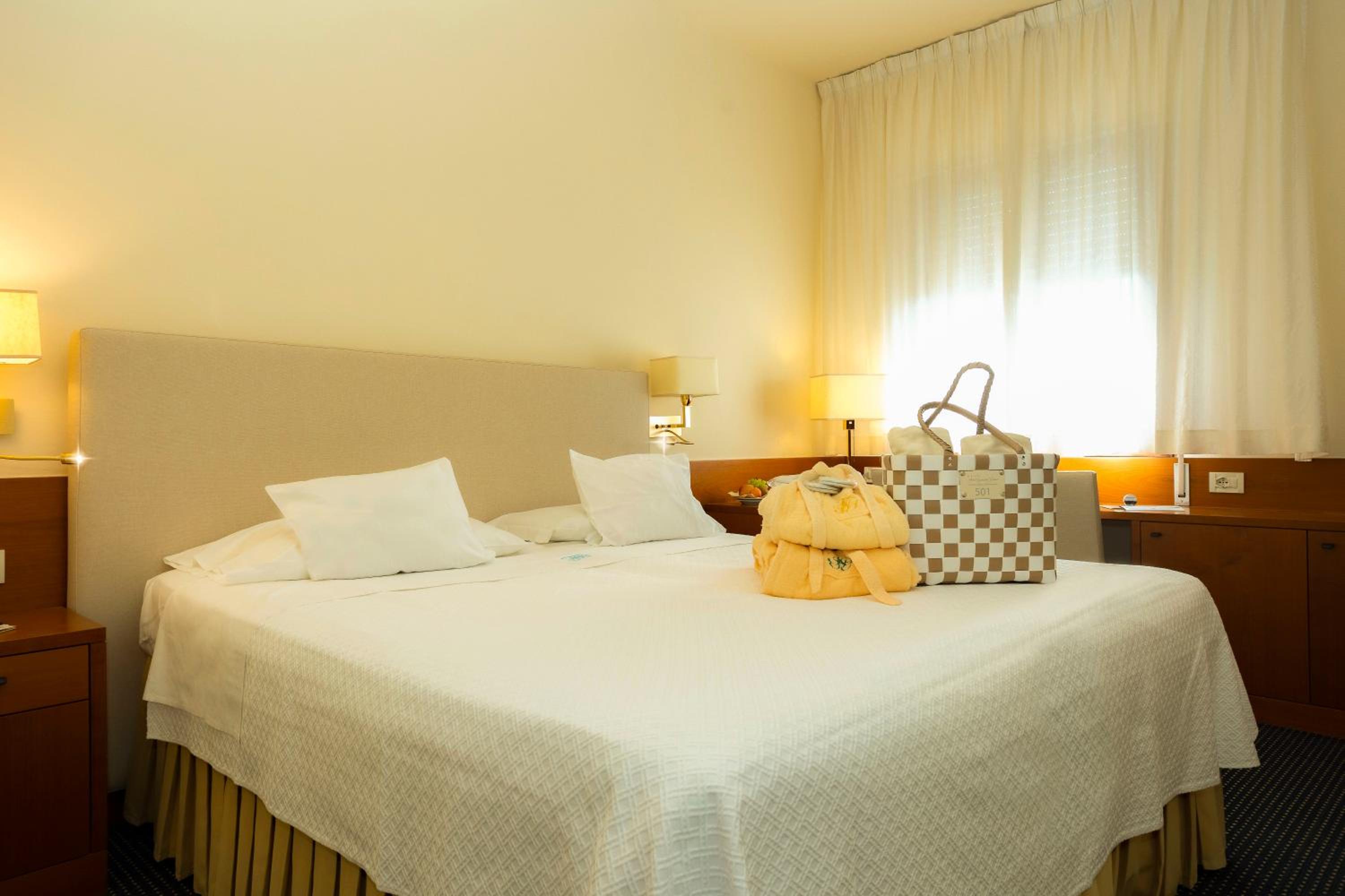 Basic Double or Twin Room - Photo 2