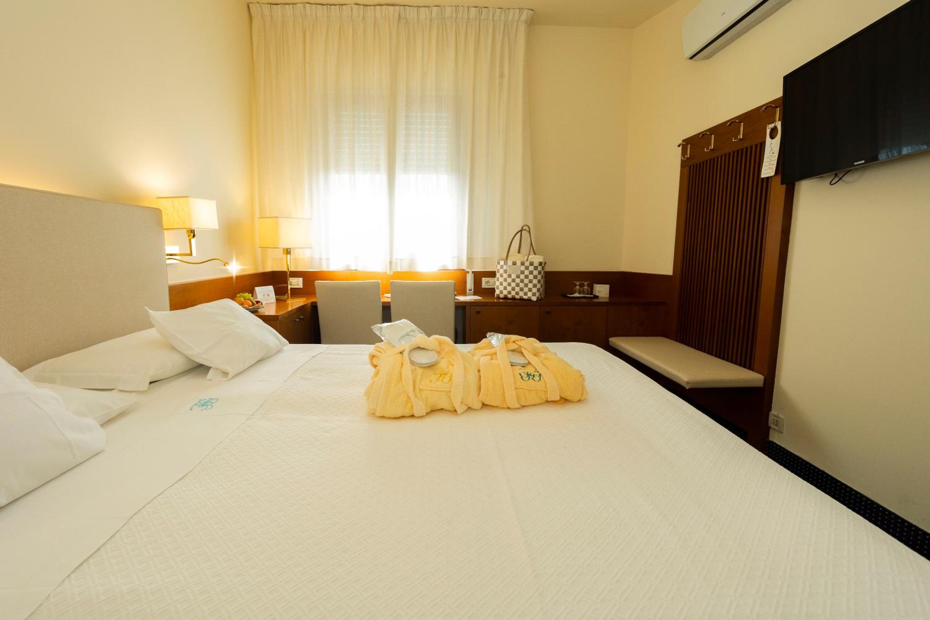 Basic Double or Twin Room - Photo 3