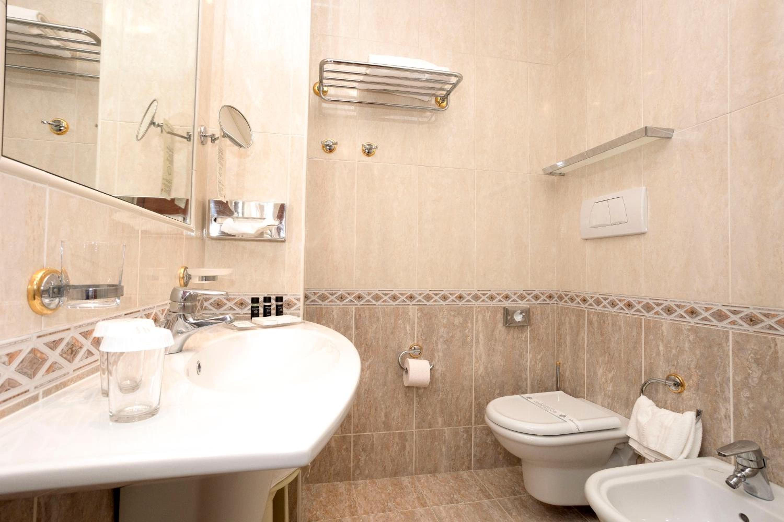 Basic Double or Twin Room - Photo 4
