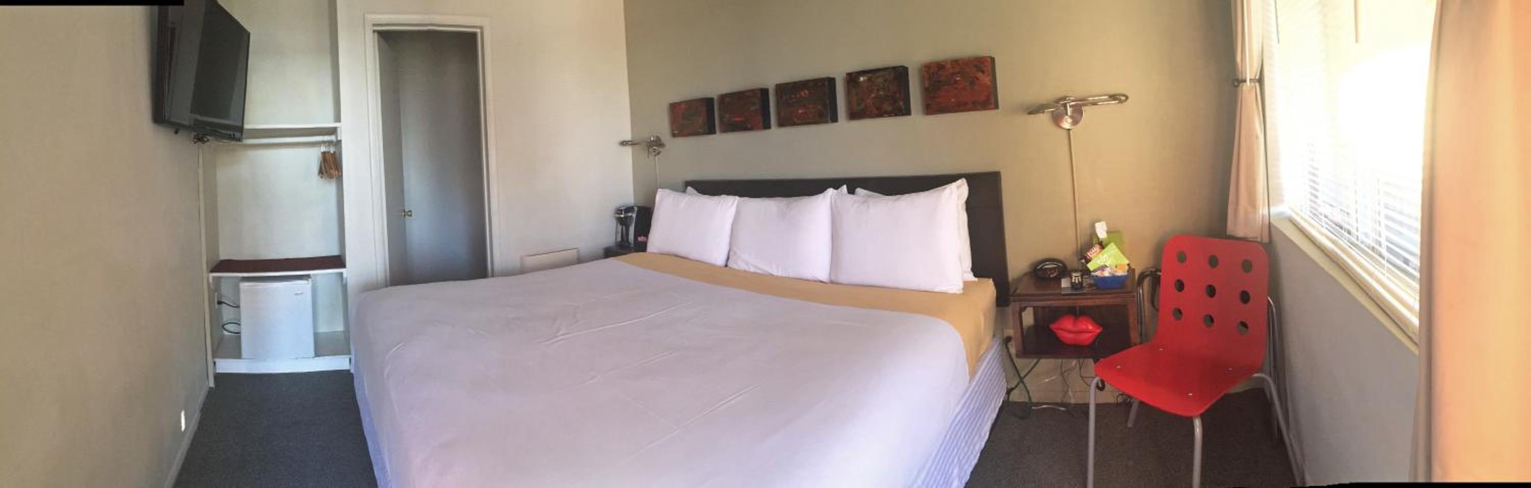Standard King Room with View - Pet Friendly photo 2