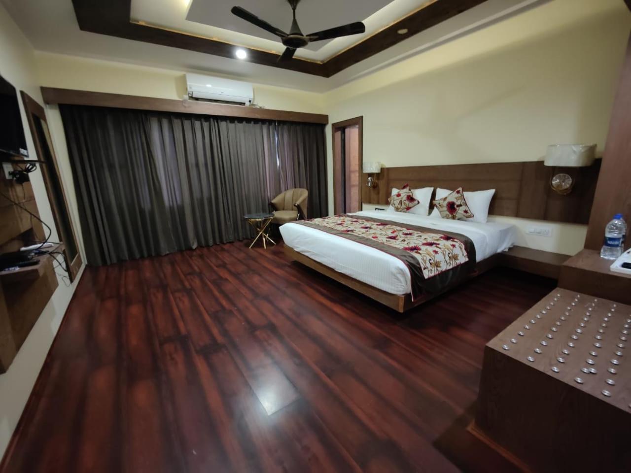 Deluxe Room - Photo 26