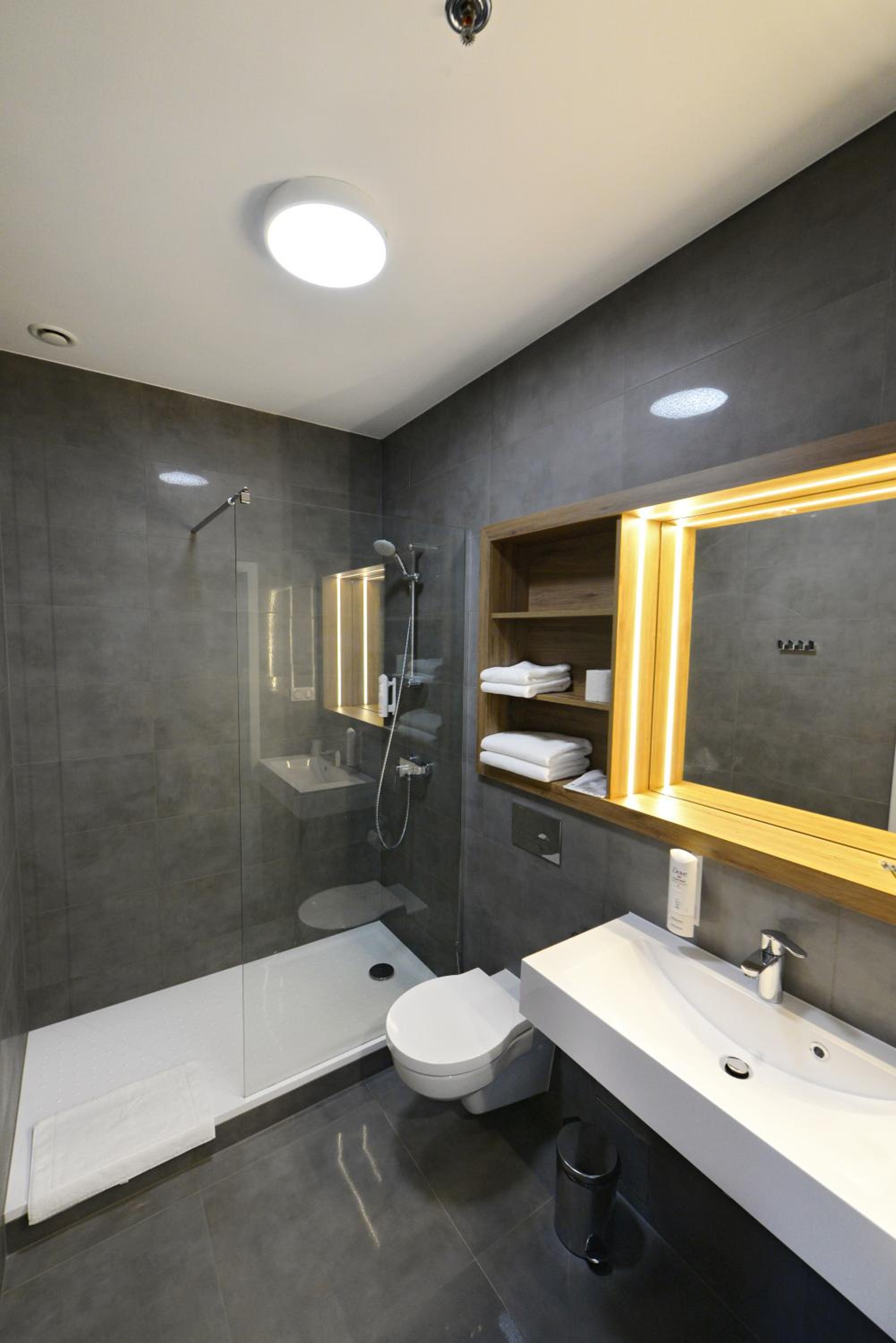 Large Twin Room - Photo 5