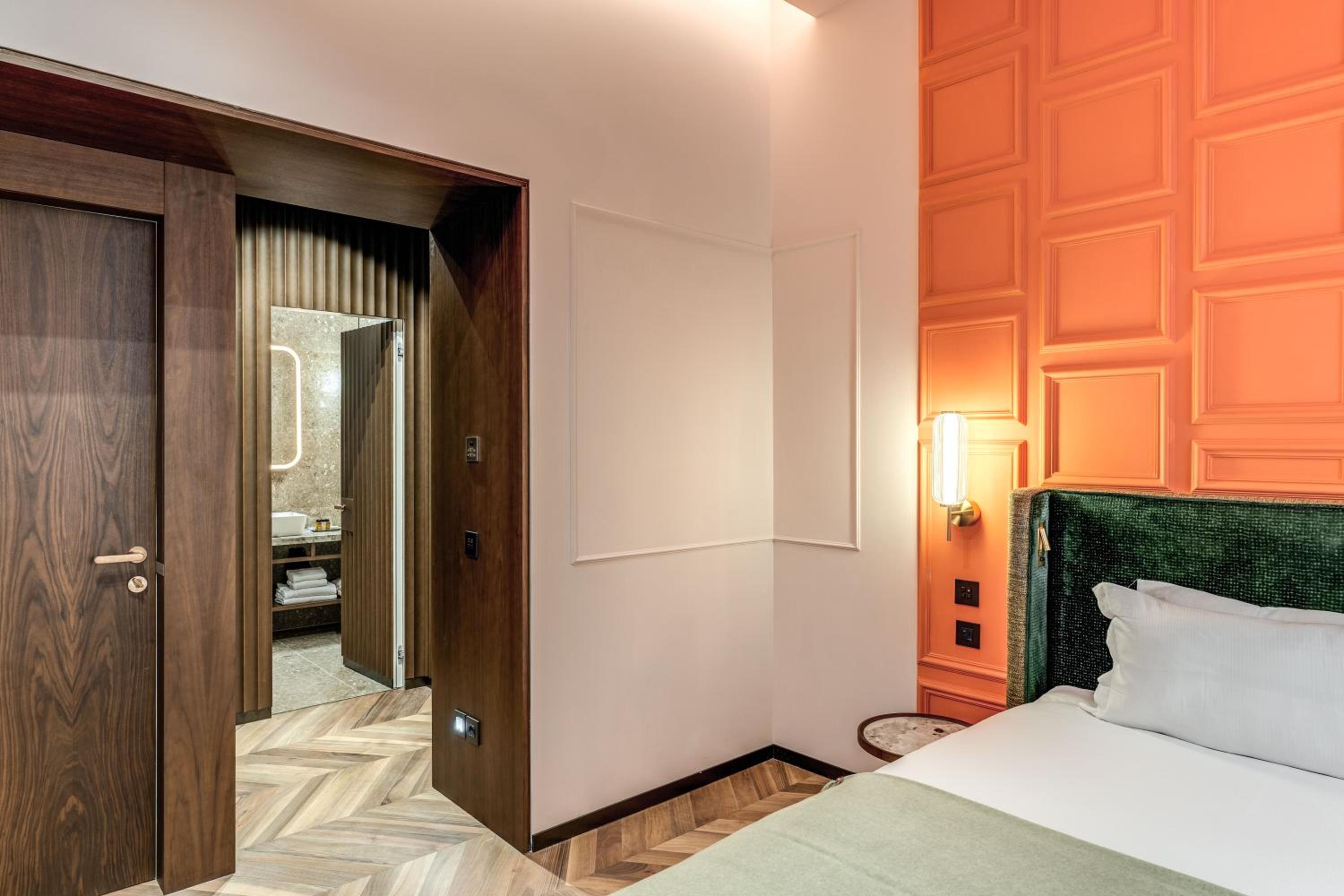 Deluxe Room thumbnail 6