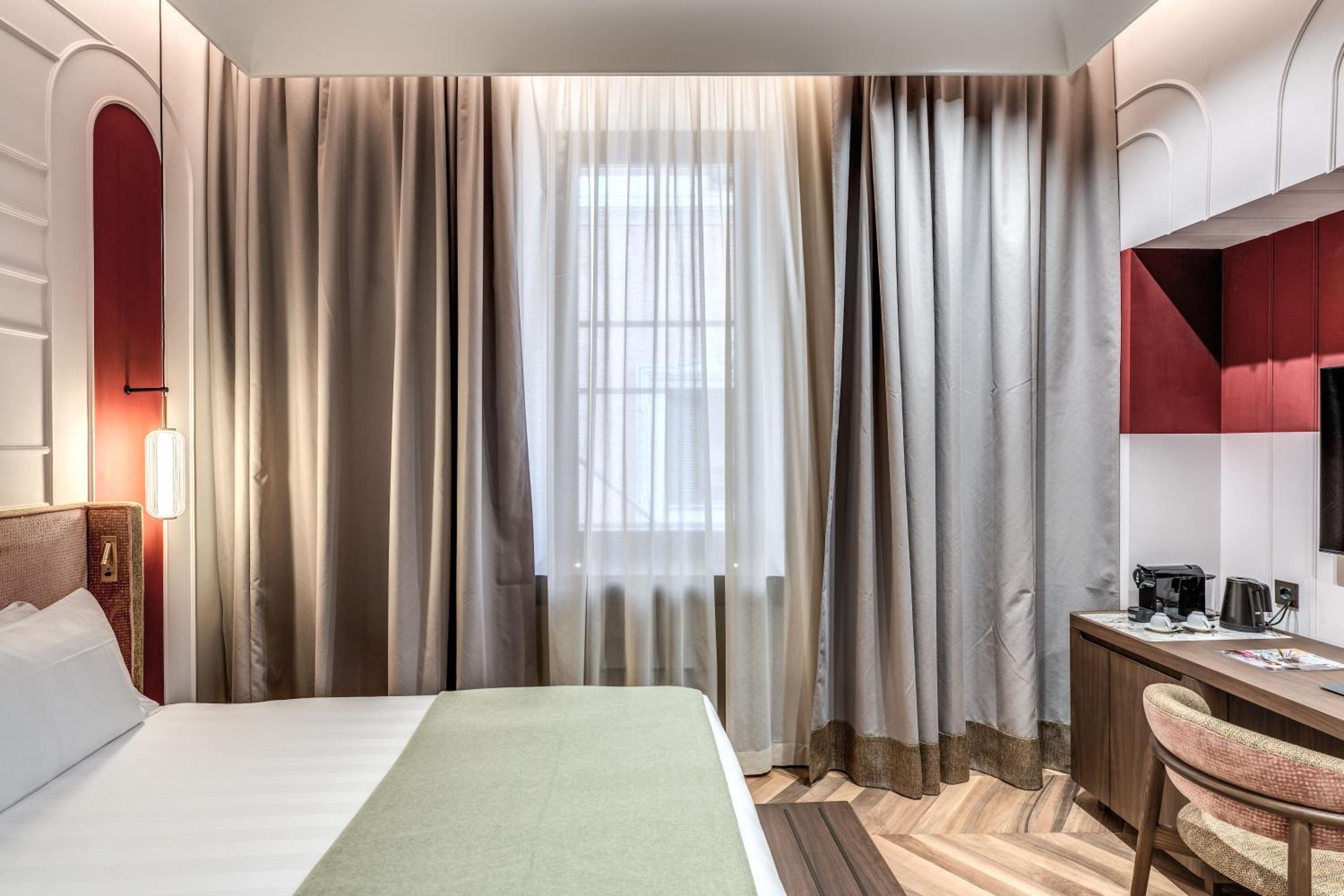 Superior Double Room thumbnail 6
