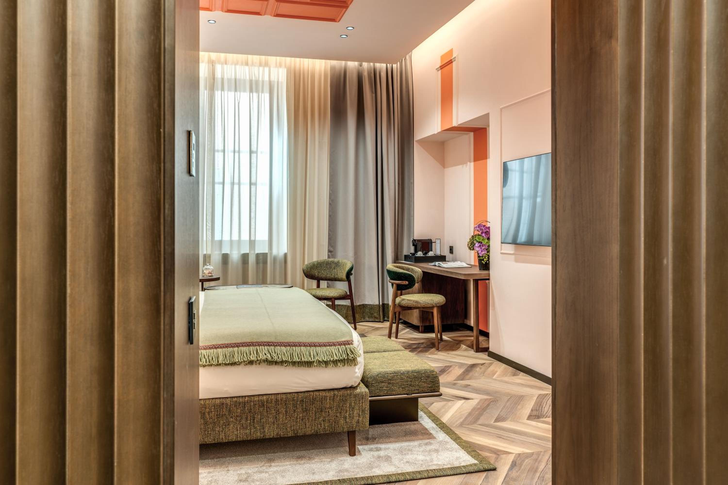 Deluxe Room thumbnail 5