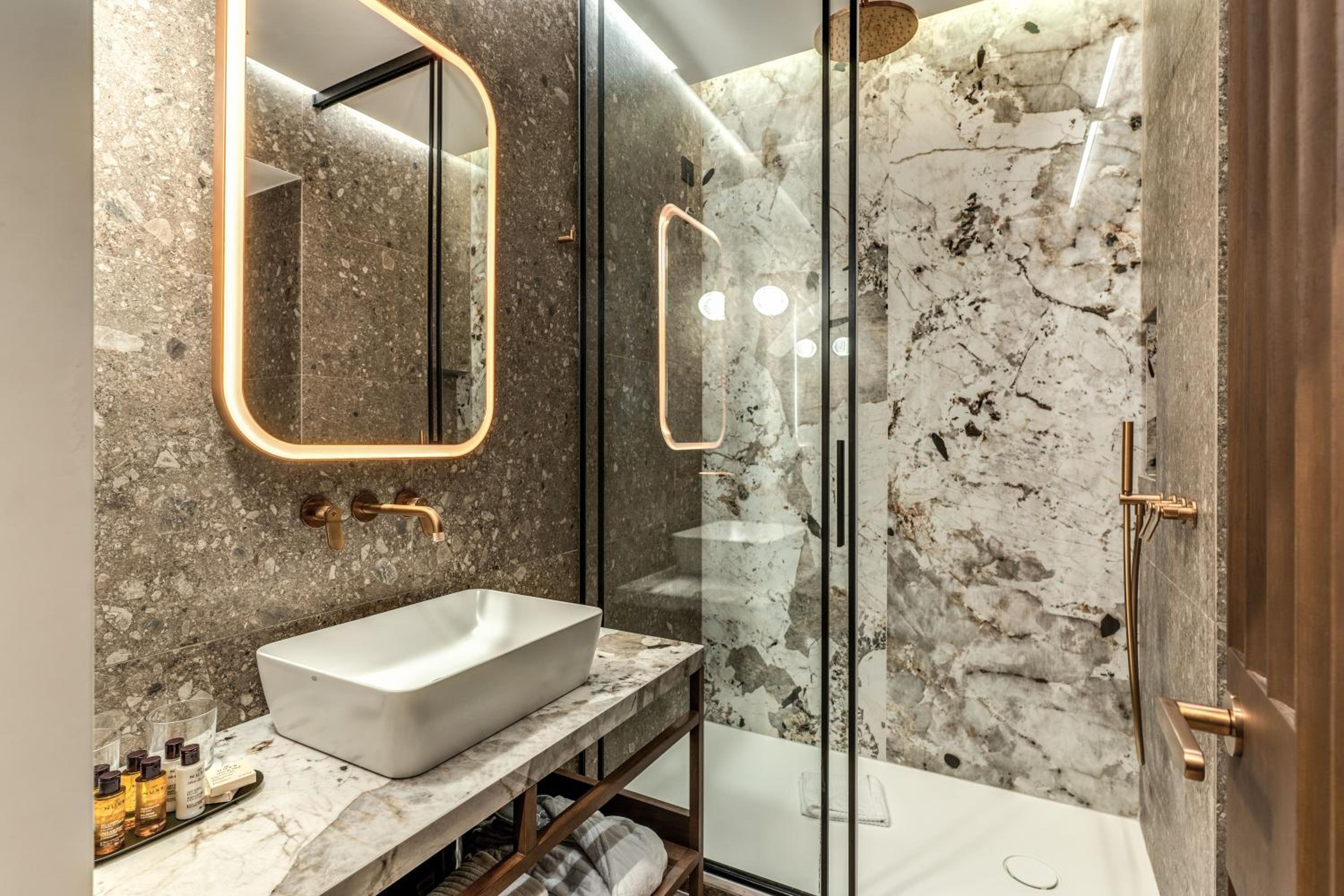 Superior Double Room thumbnail 6