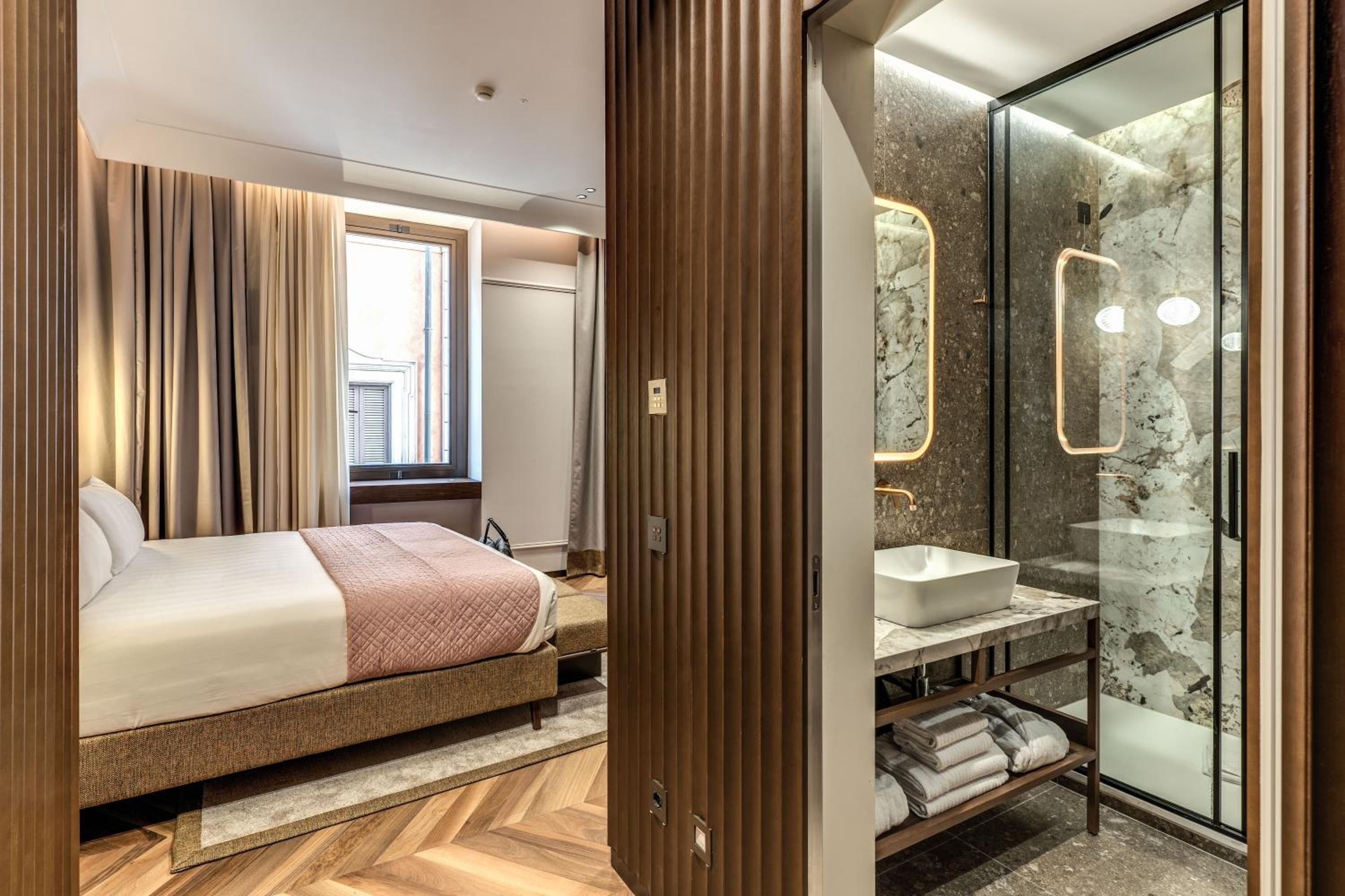 Superior Double Room thumbnail 5
