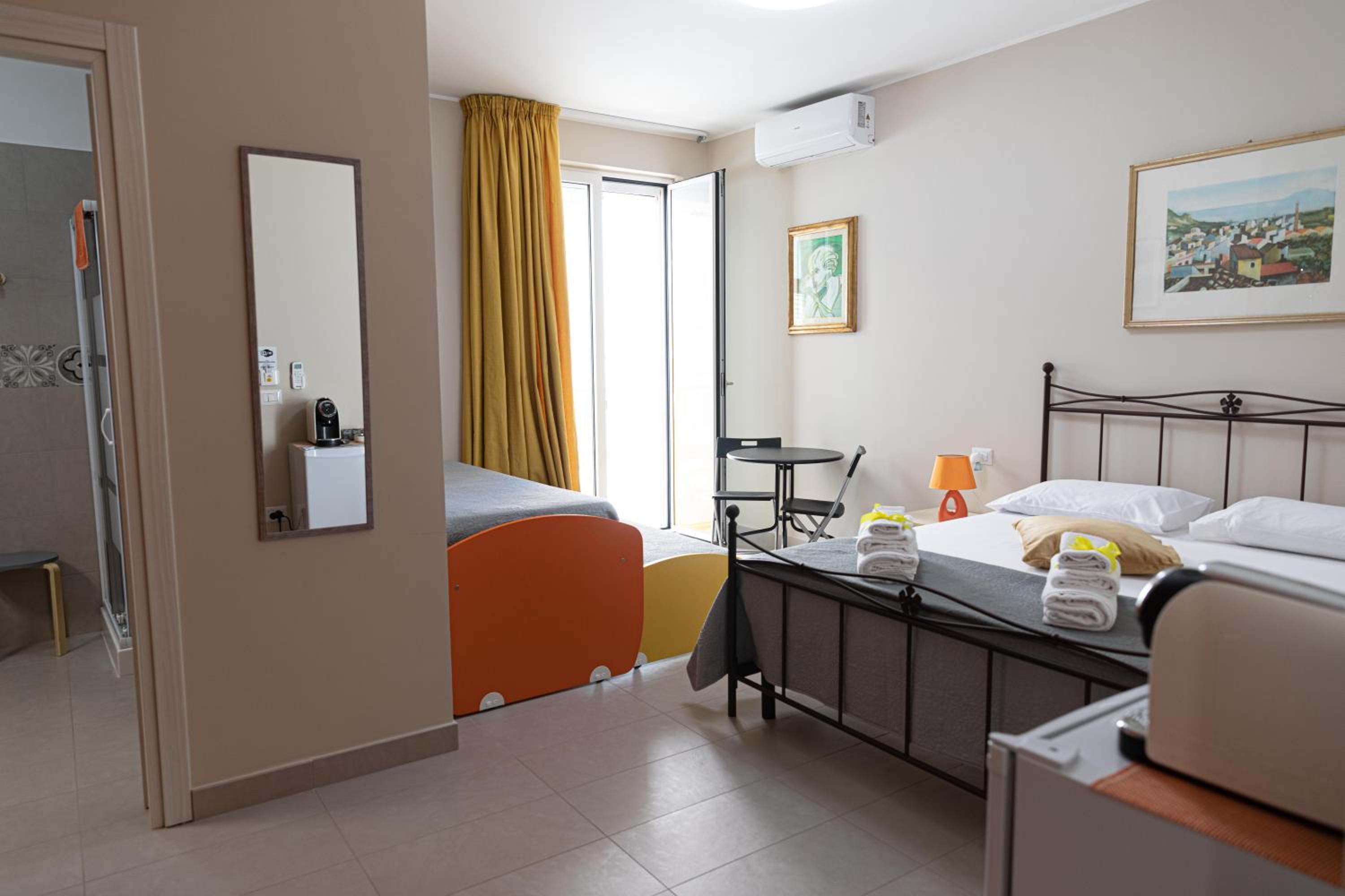 Quadruple Room with Private Bathroom photo 1