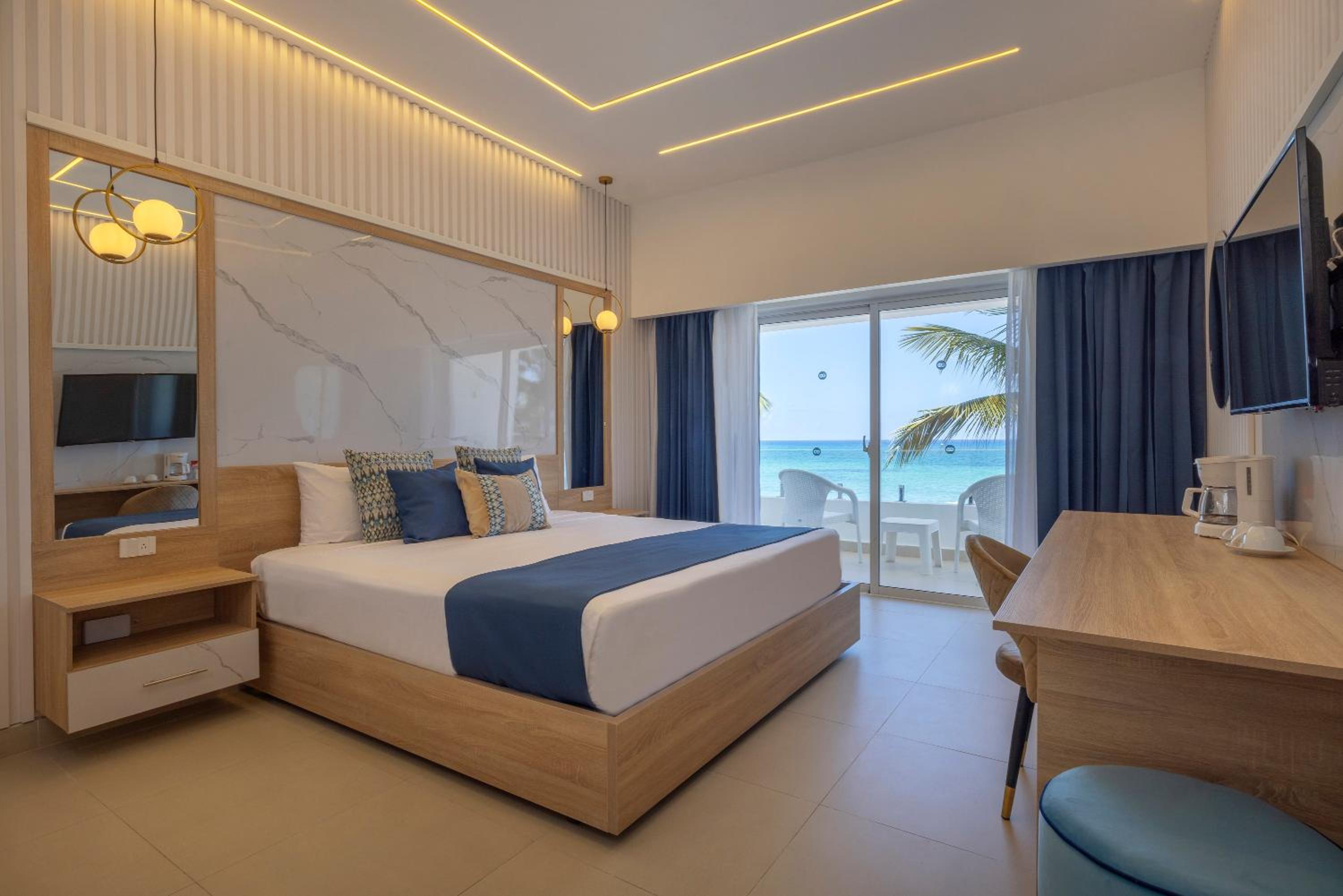 Double Room with Sea View - Photo 2