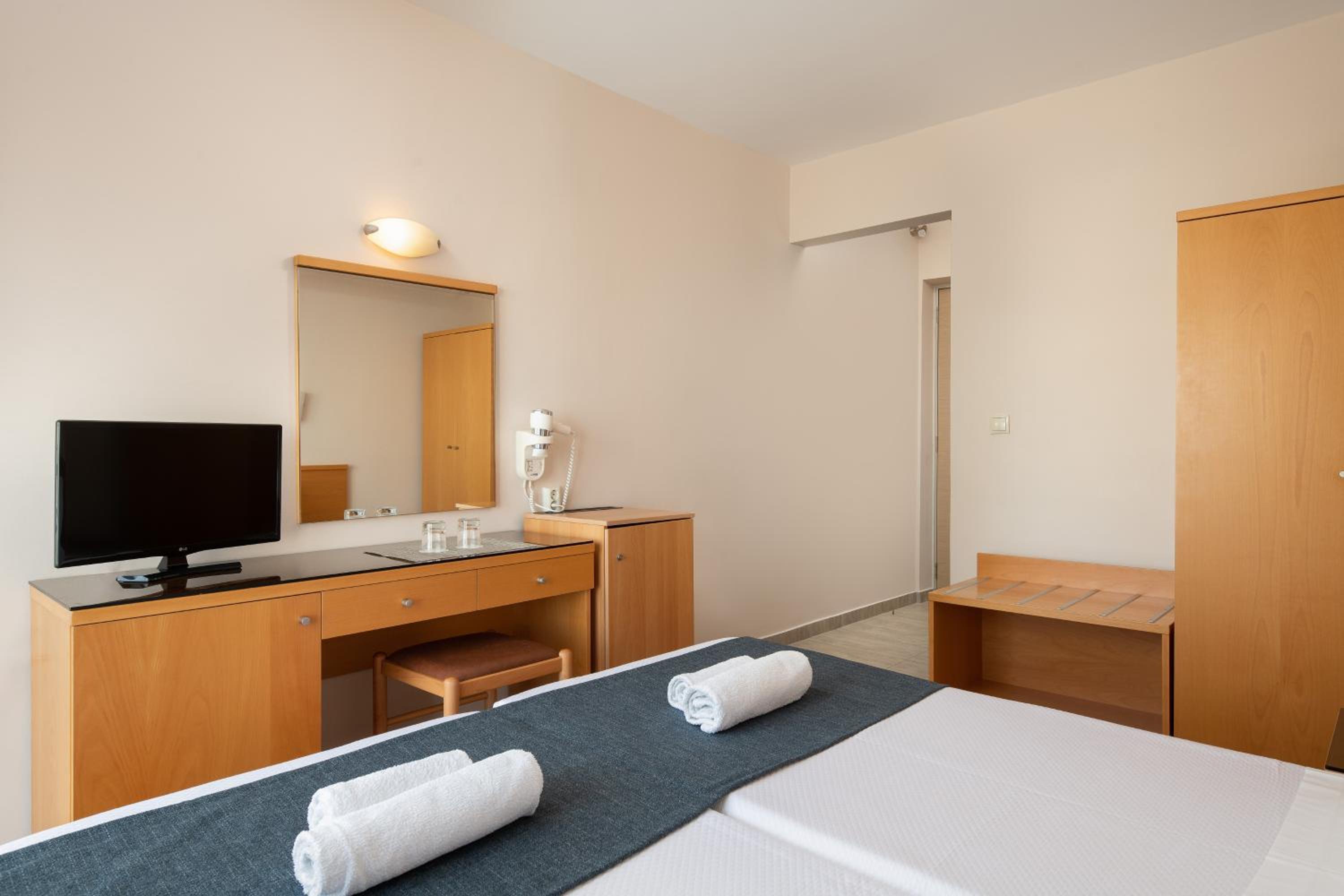 Twin Room - Photo 2