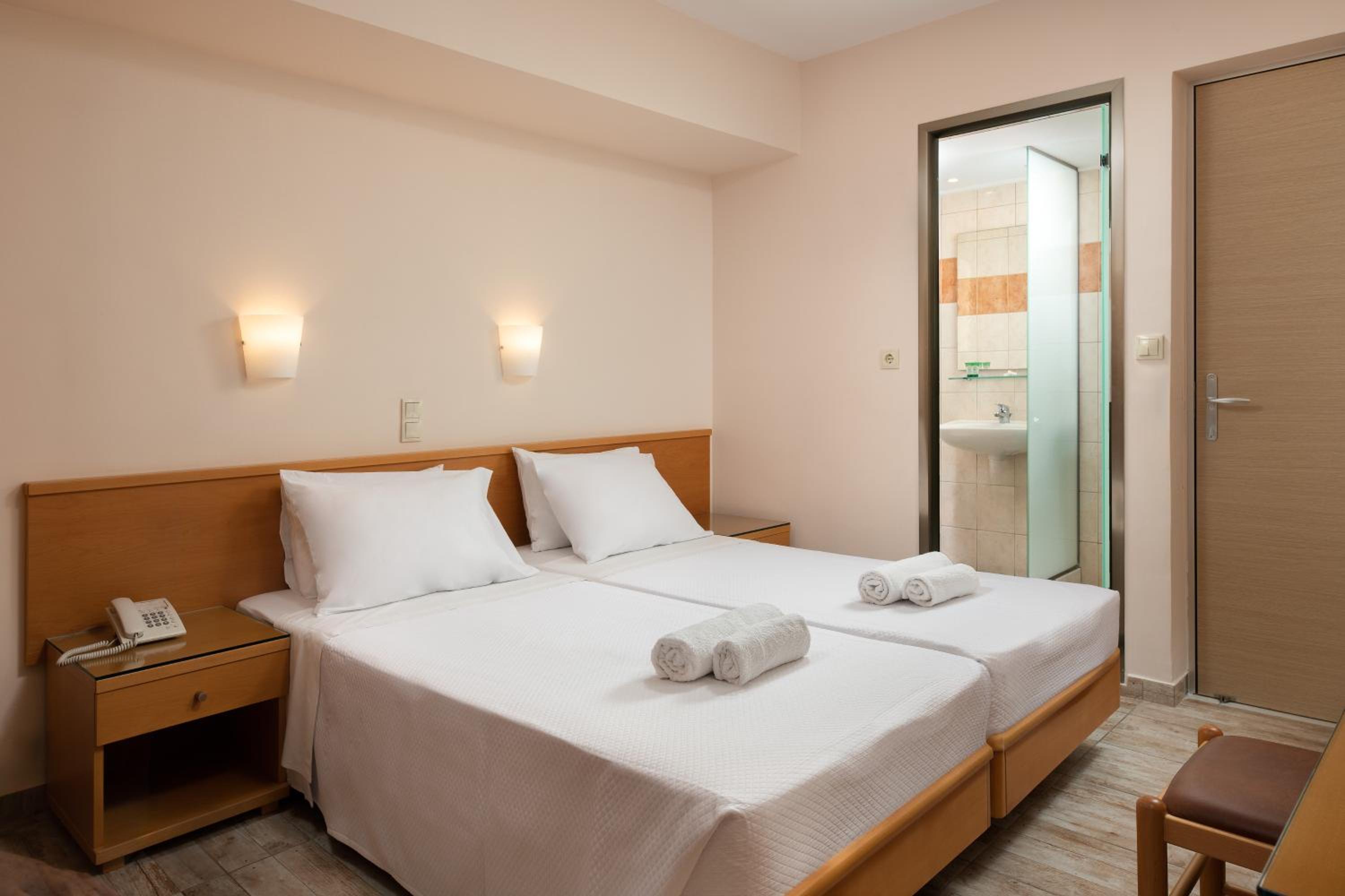 Twin Room - Photo 9