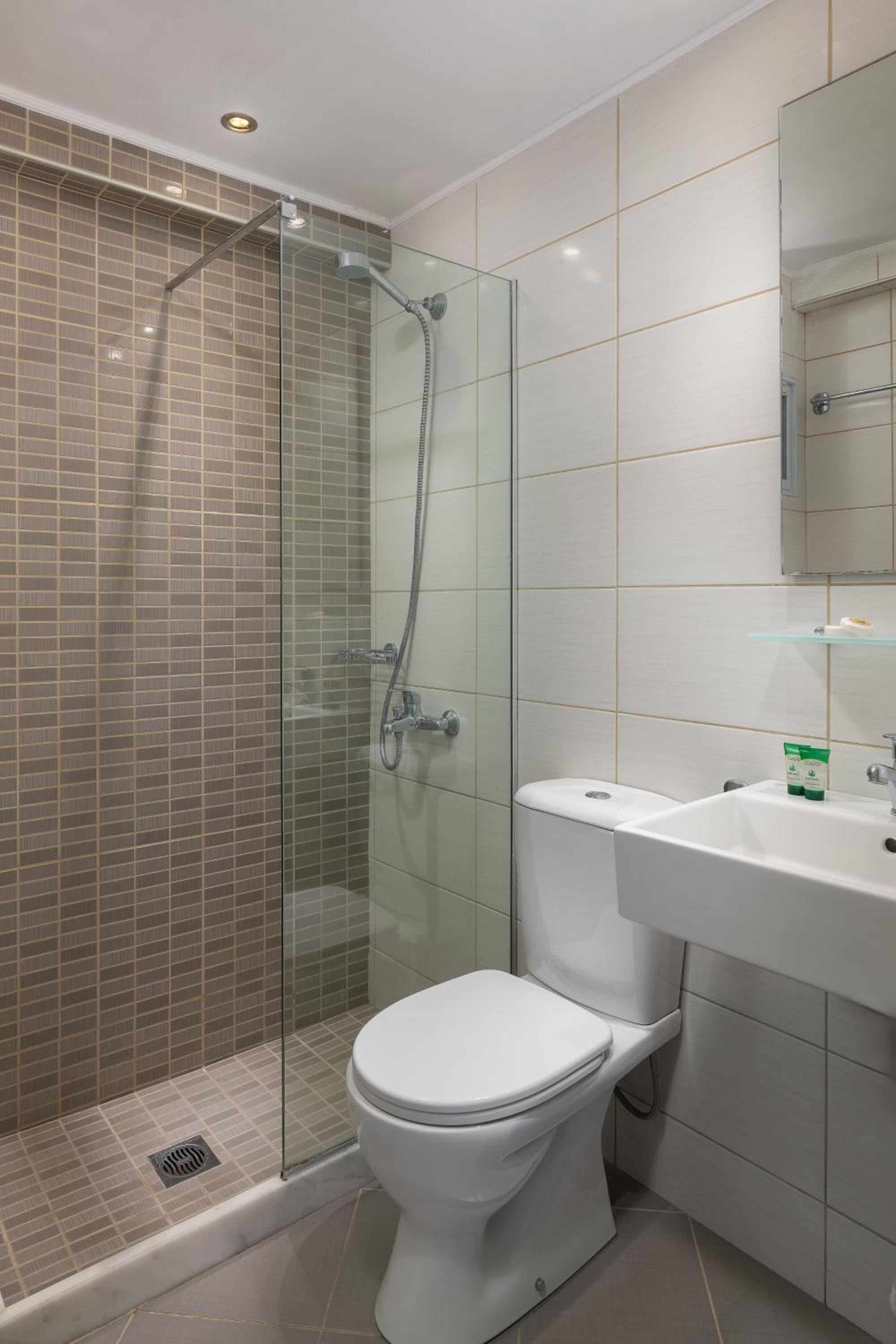 Twin Room - Photo 12