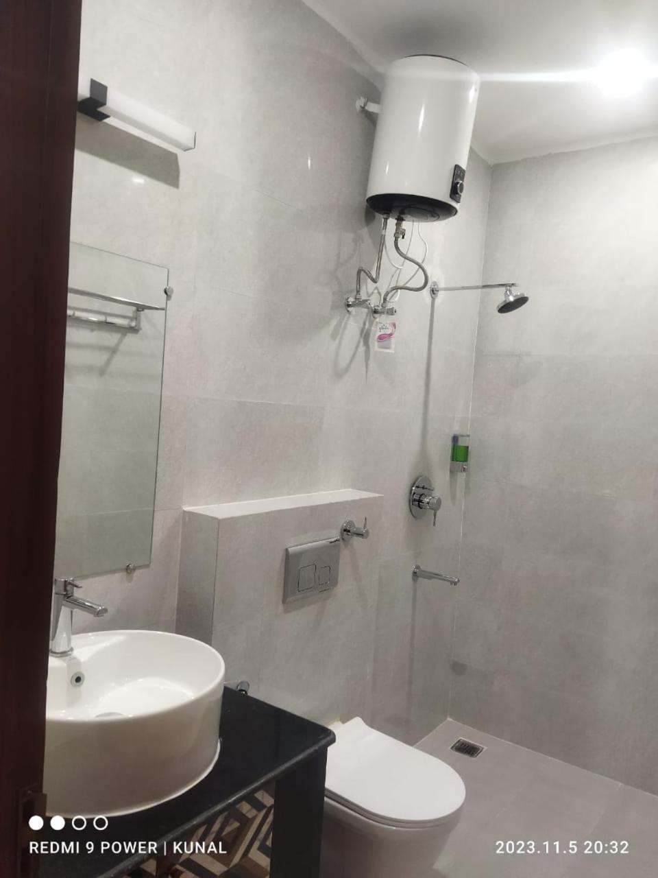 Deluxe Double Room with Balcony - Photo 2