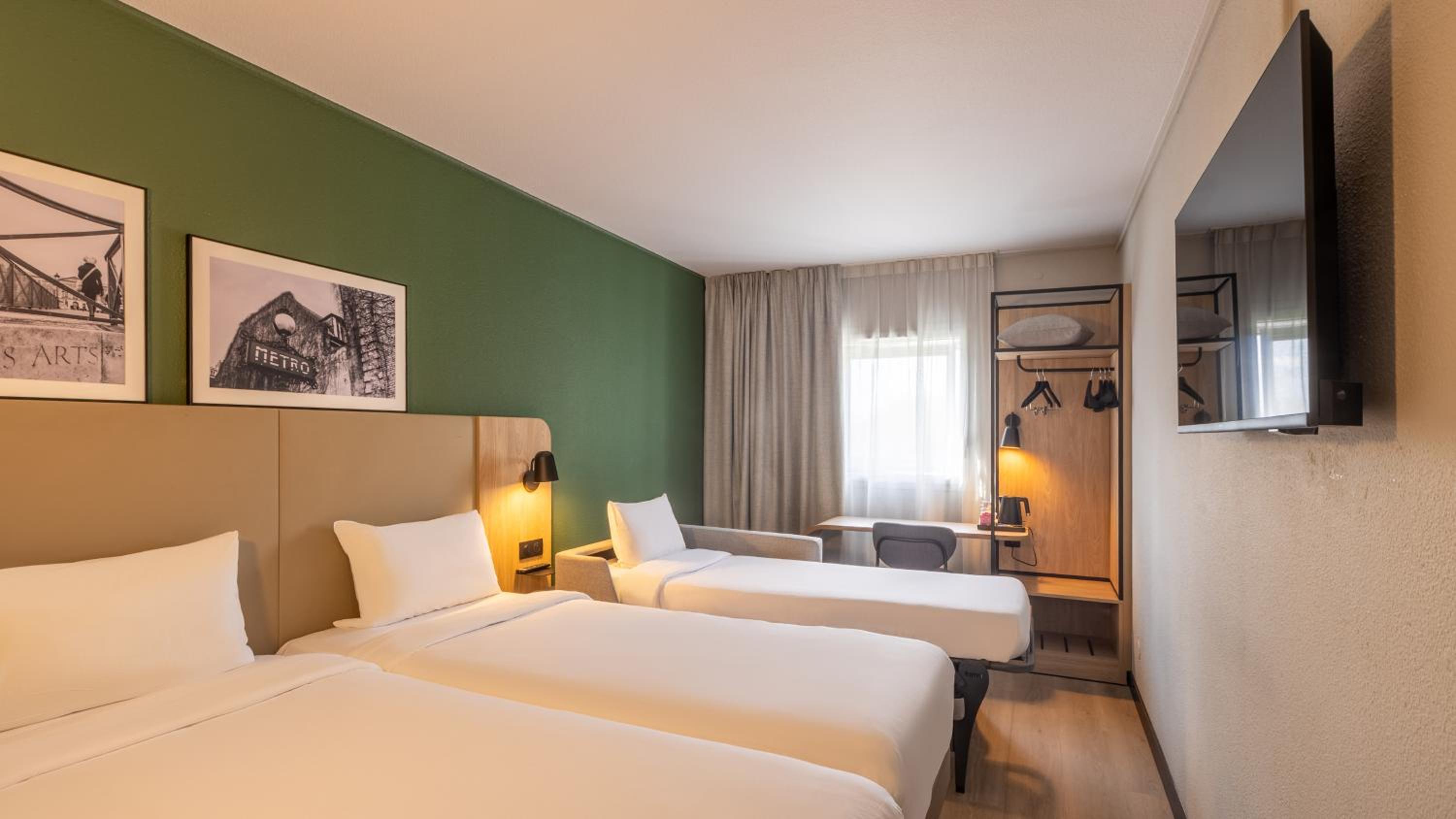 Standard Room - 1 Queen Bed 1 Sofa Bed photo 2