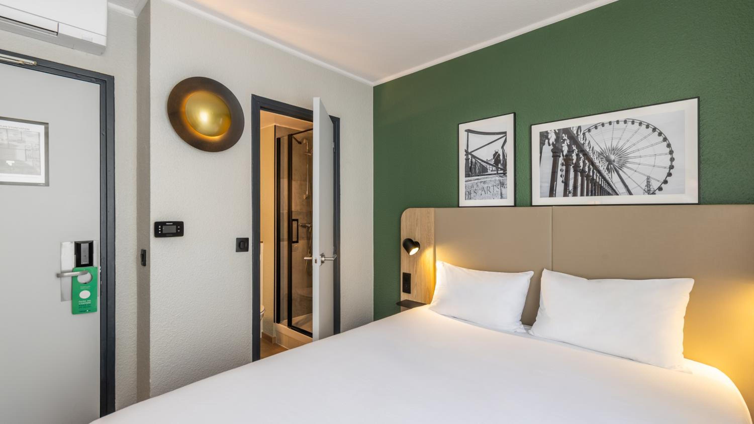 Standard Room - 1 Queen Bed photo 1