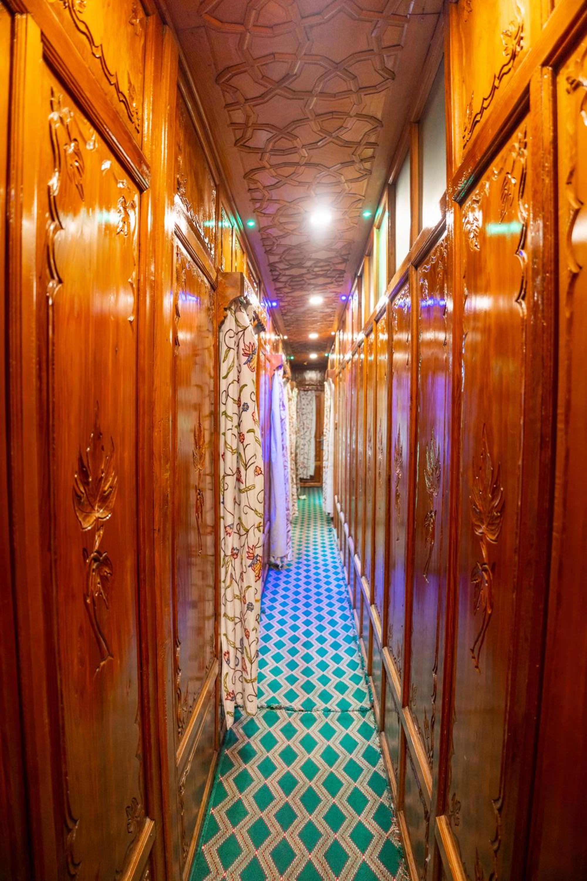 Standard King Room - Photo 34