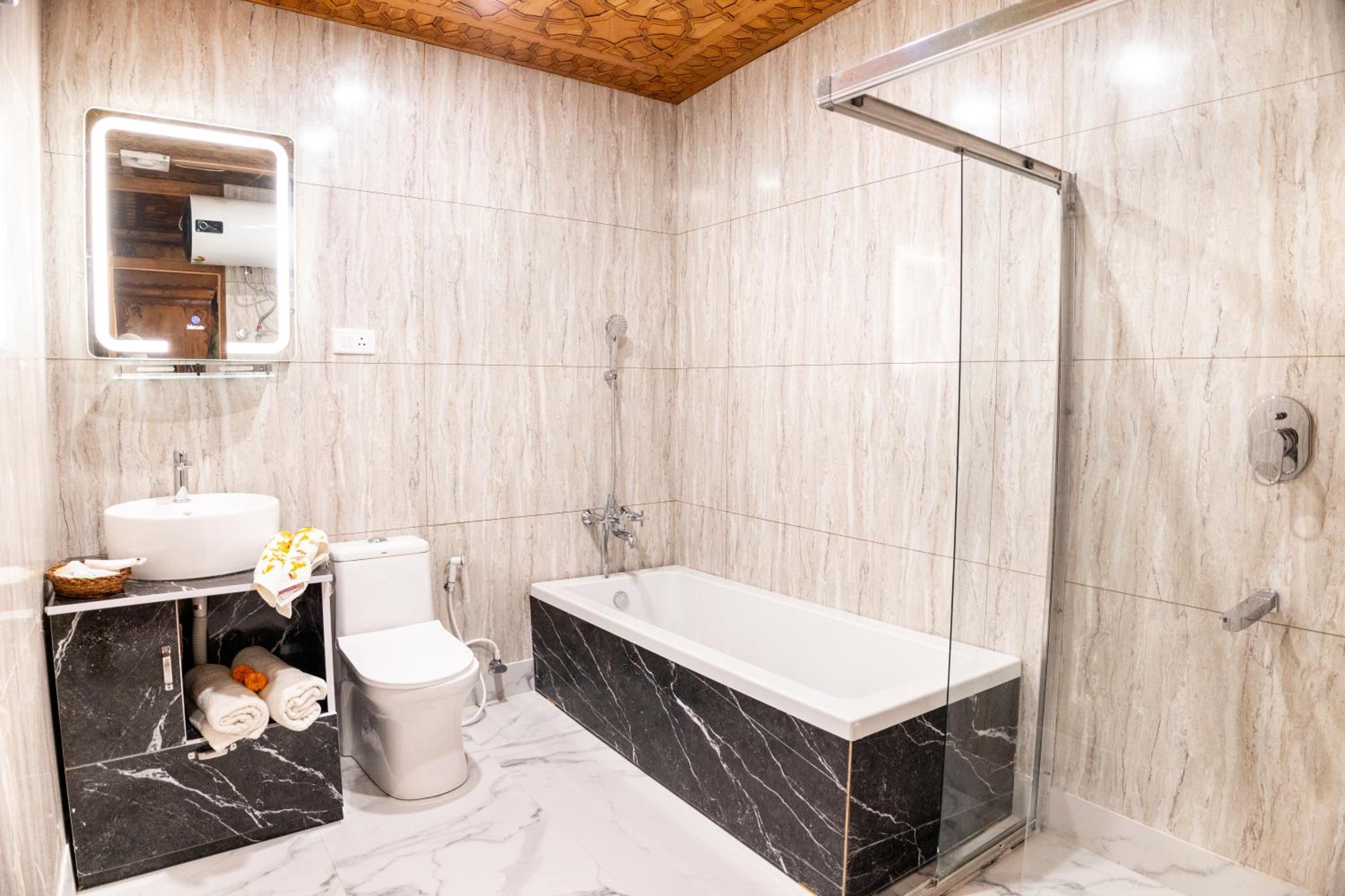 Standard King Room - Photo 29