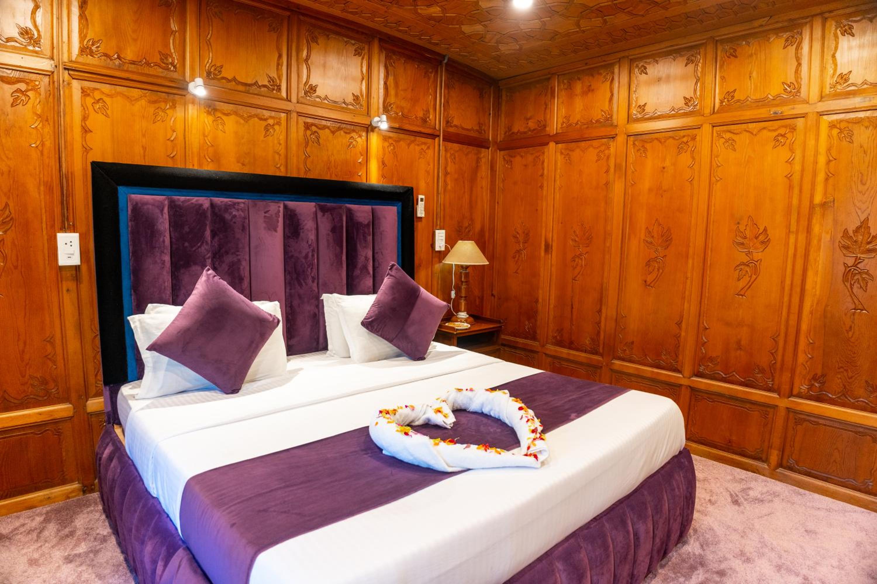 Standard King Room - Photo 27