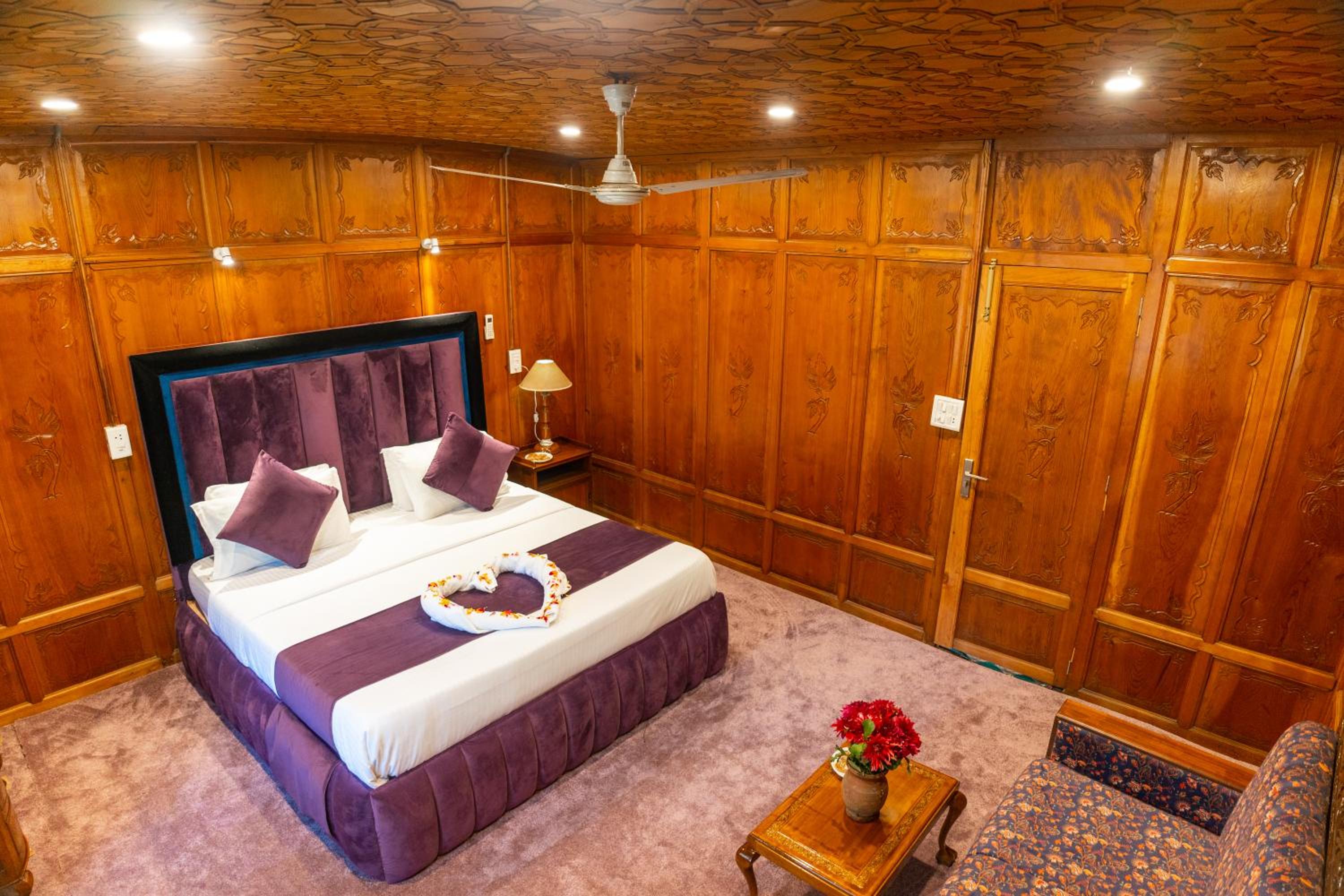 Standard King Room - Photo 26