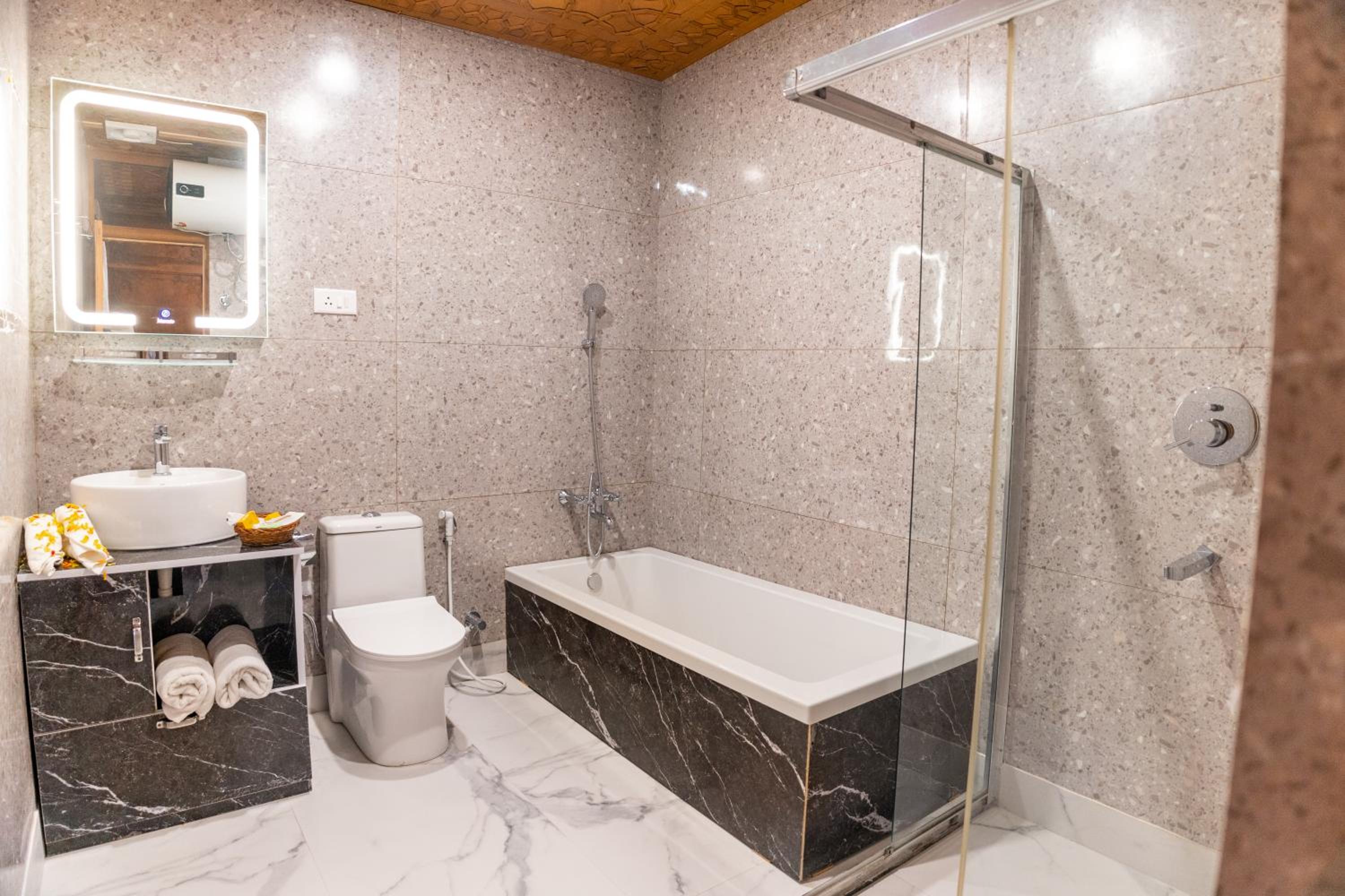 Standard King Room - Photo 23