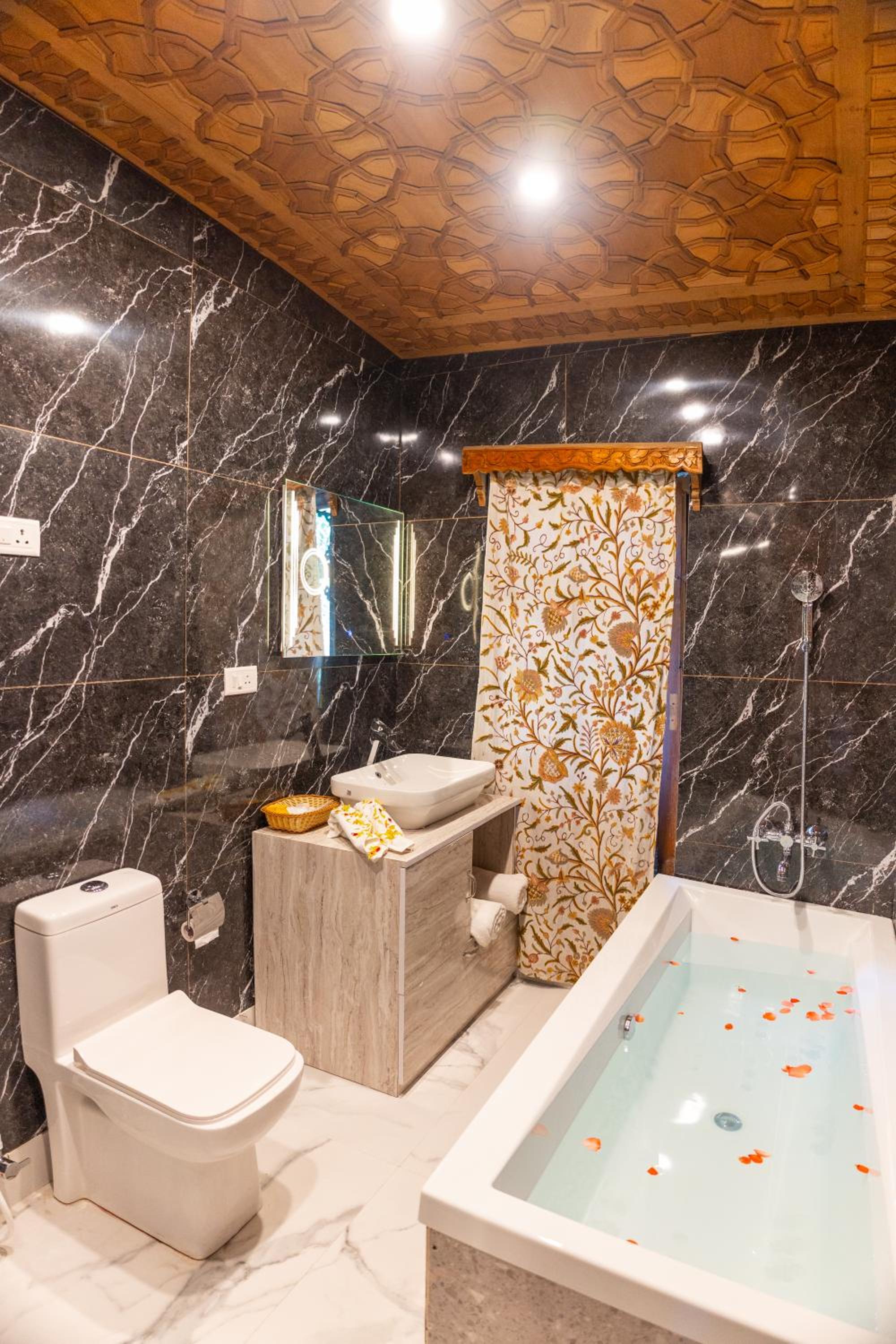 Standard King Room - Photo 17
