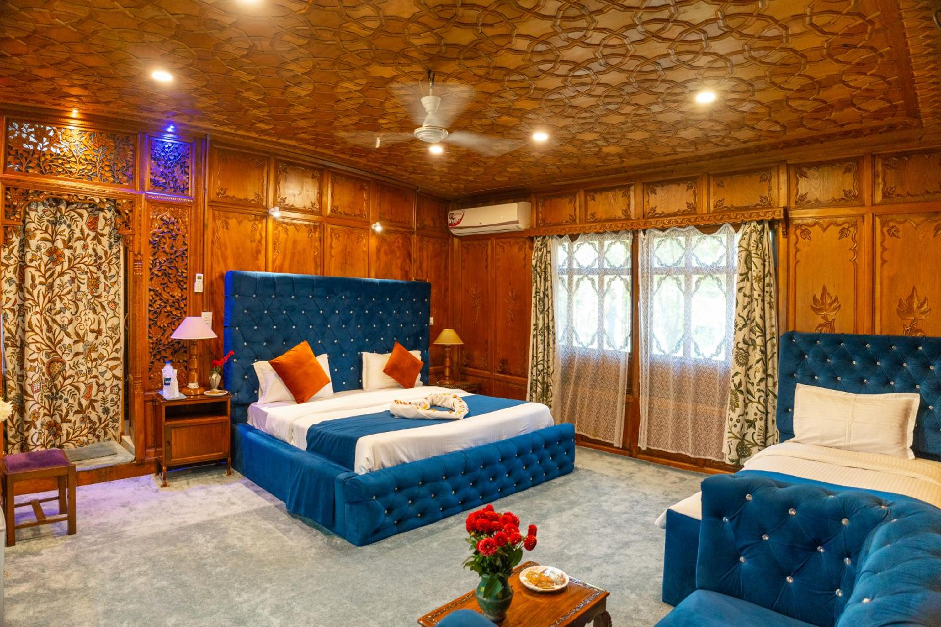 Standard King Room - Photo 22