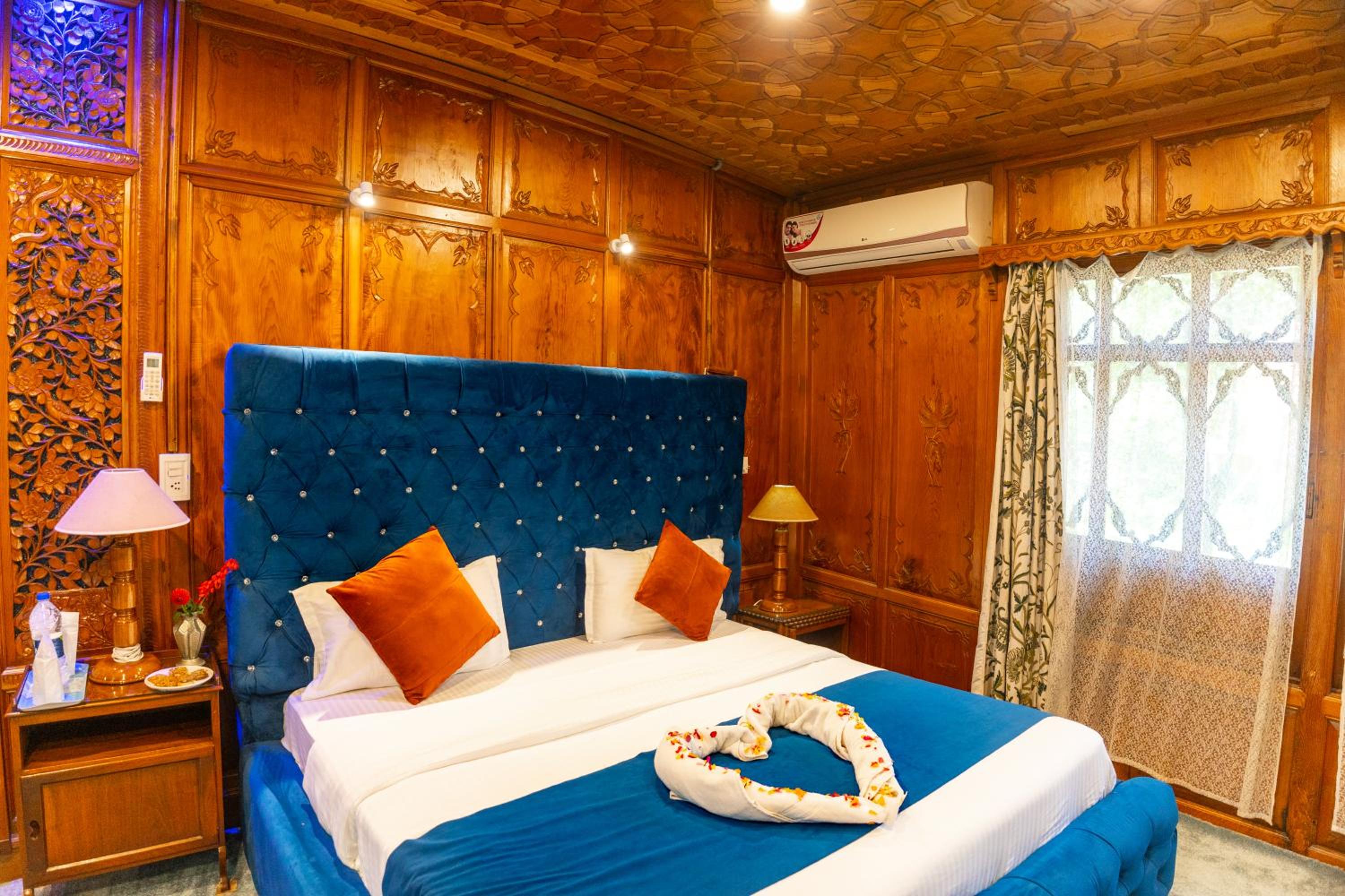 Standard King Room - Photo 16