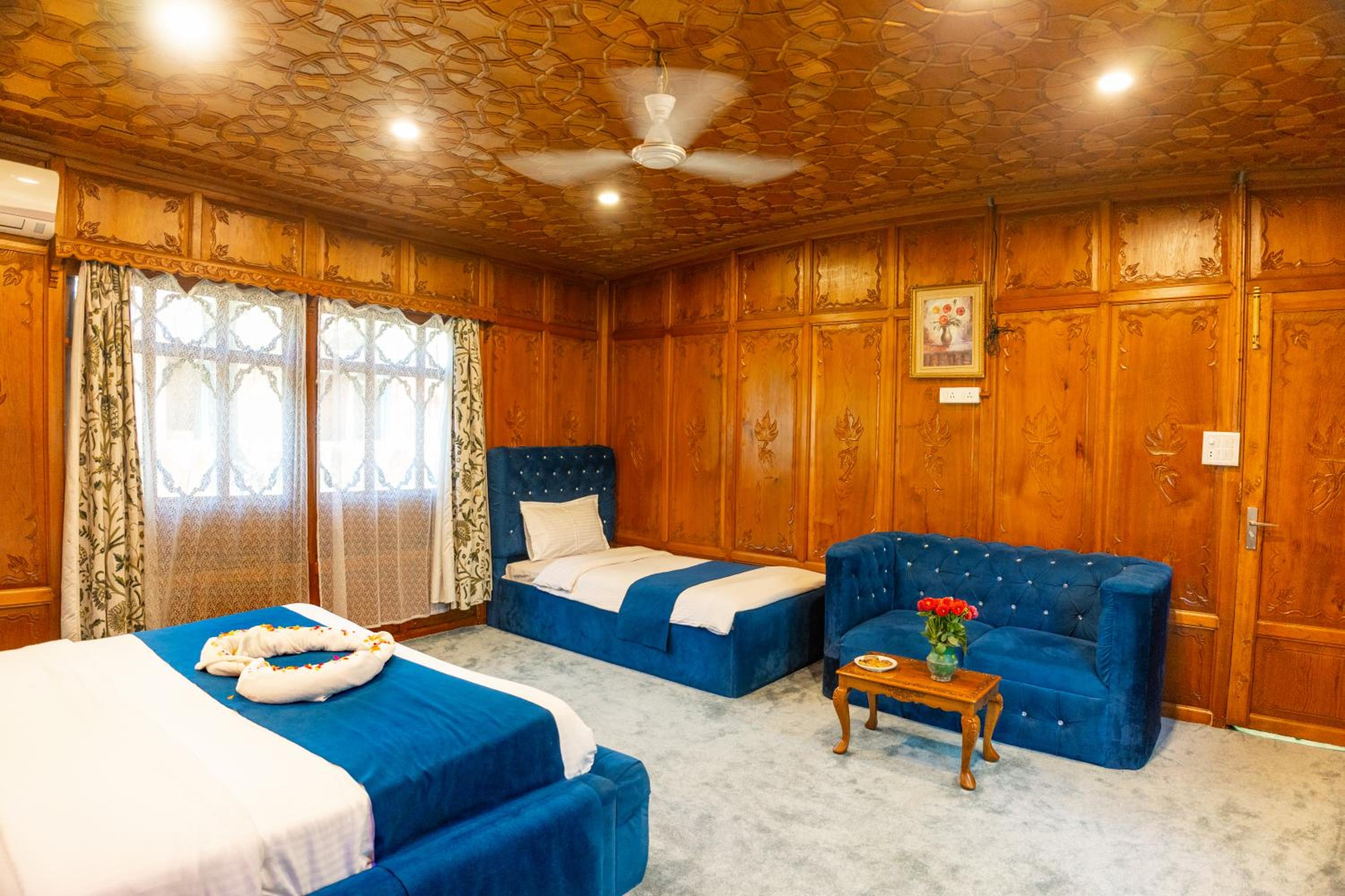 Standard King Room - Photo 21
