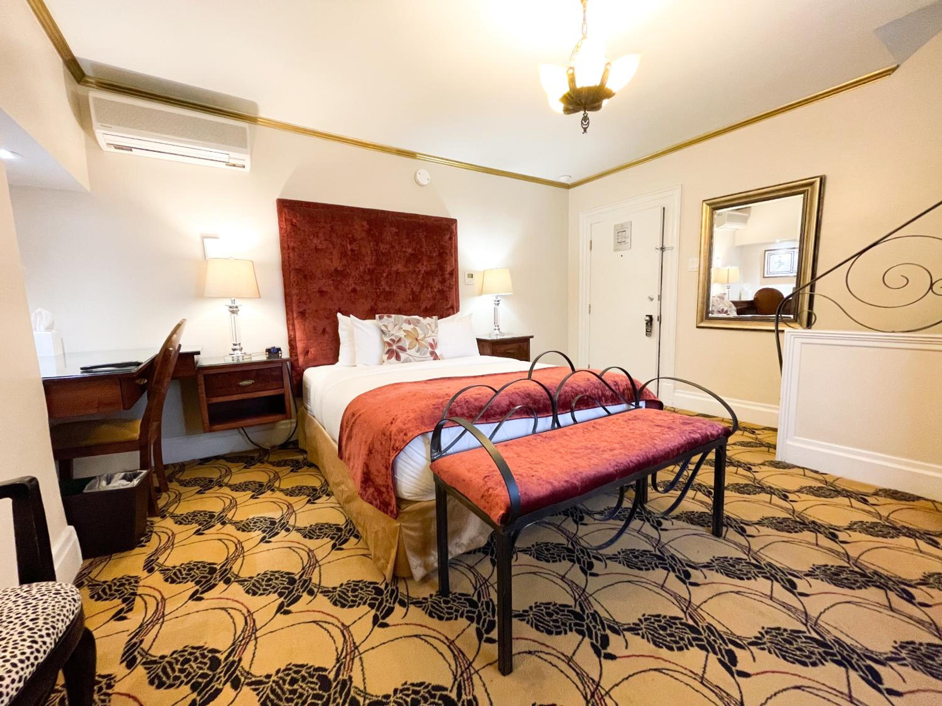 Classic Room thumbnail 6