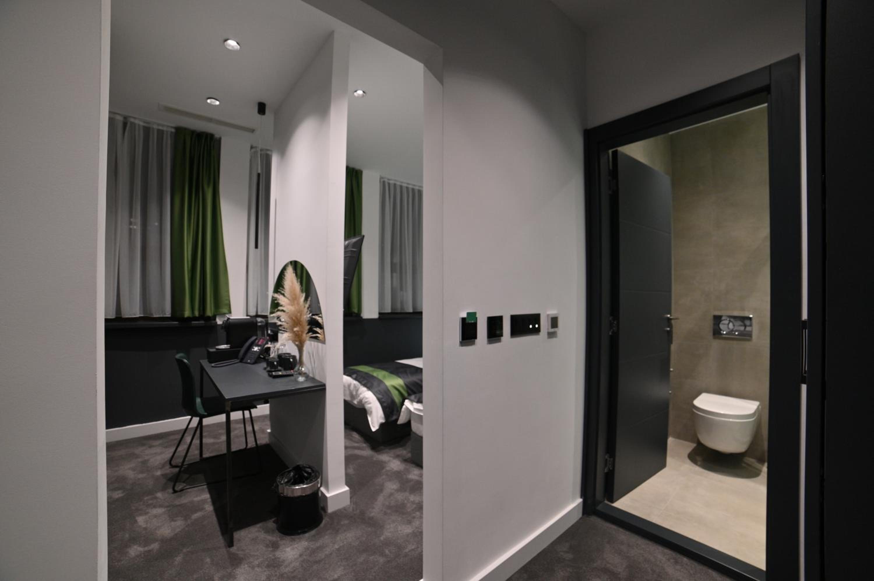 Standard Twin Room - Photo 3